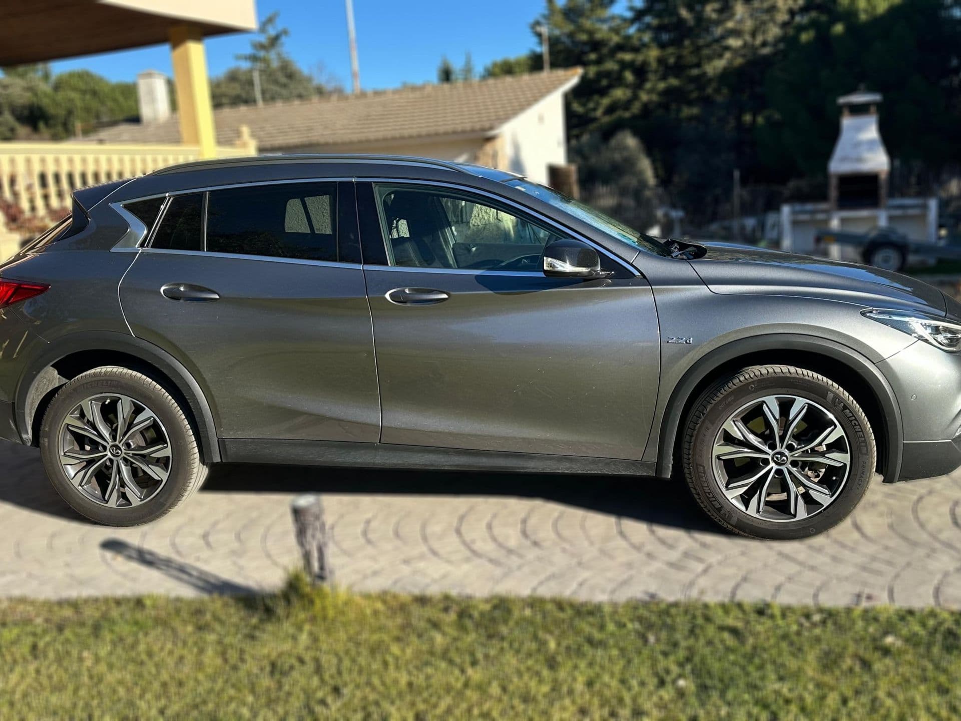 INFINITI qx30