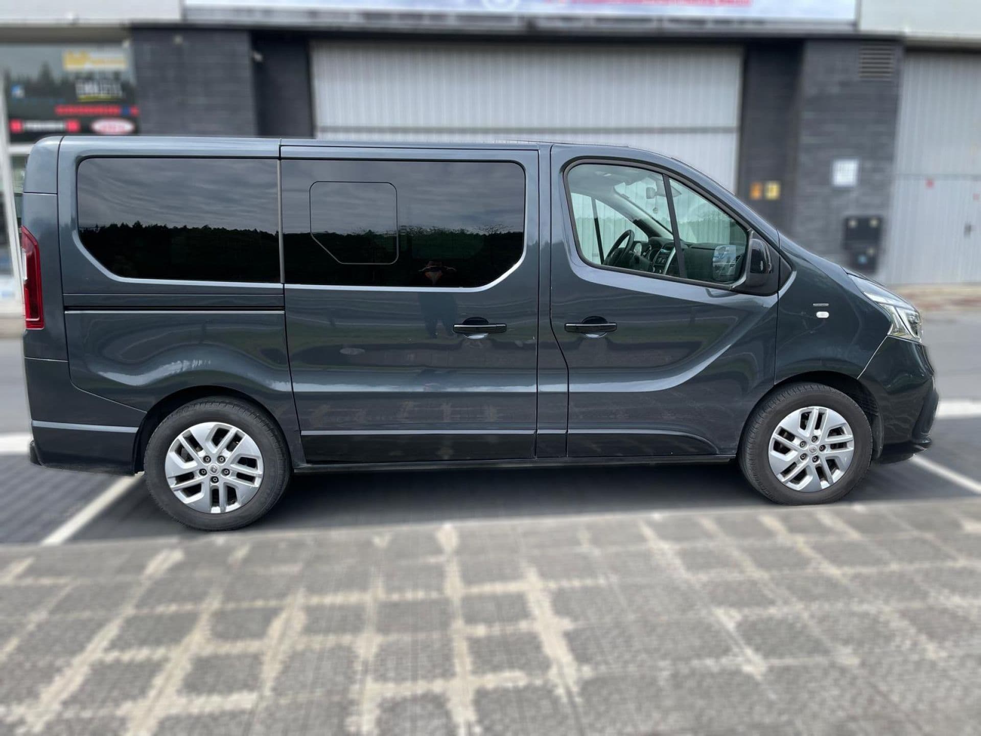 RENAULT trafic