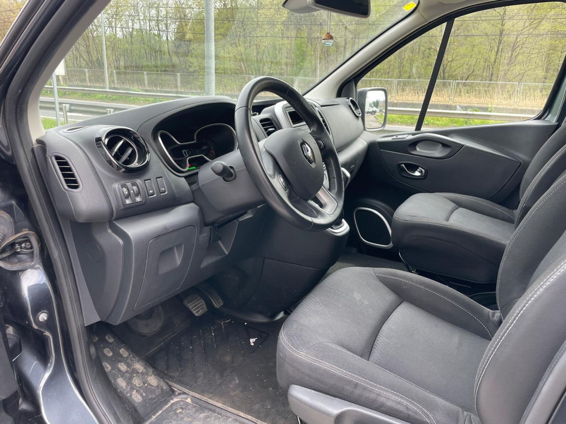 RENAULT trafic