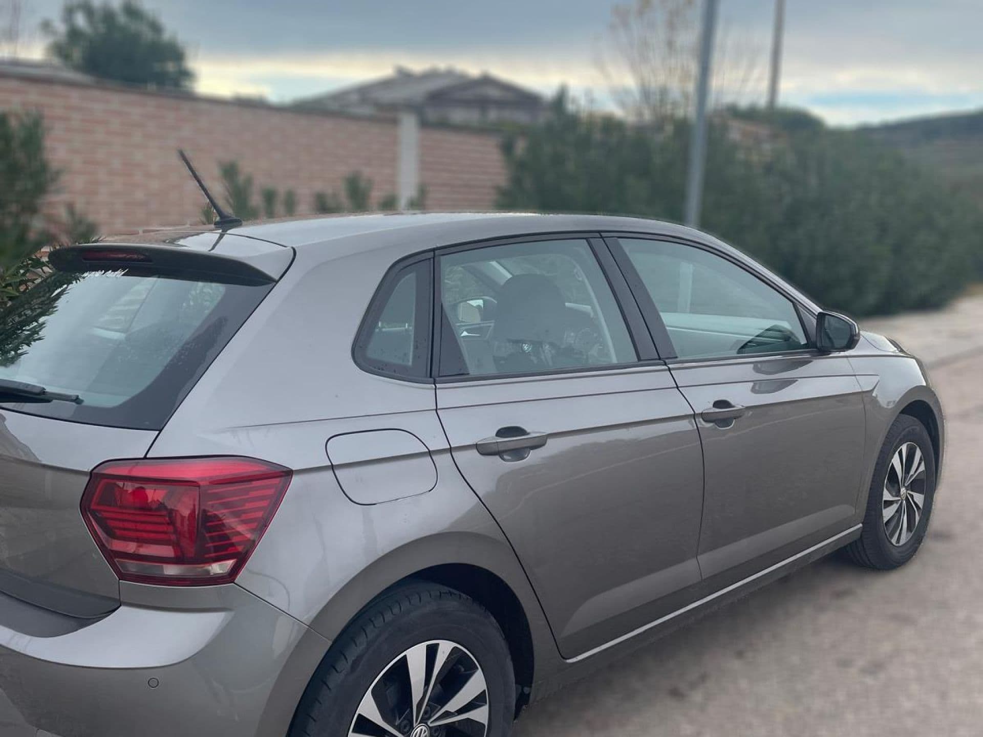 VOLKSWAGEN polo