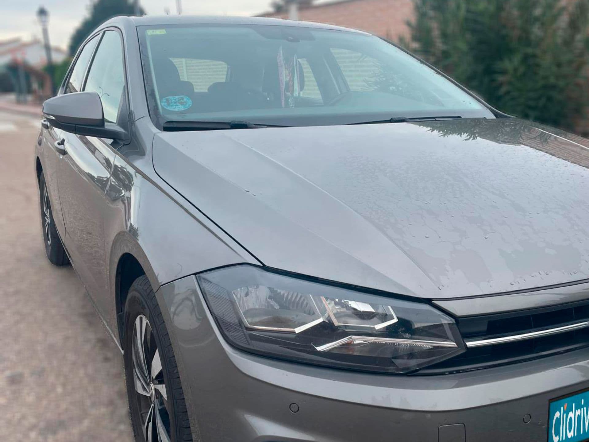 VOLKSWAGEN polo