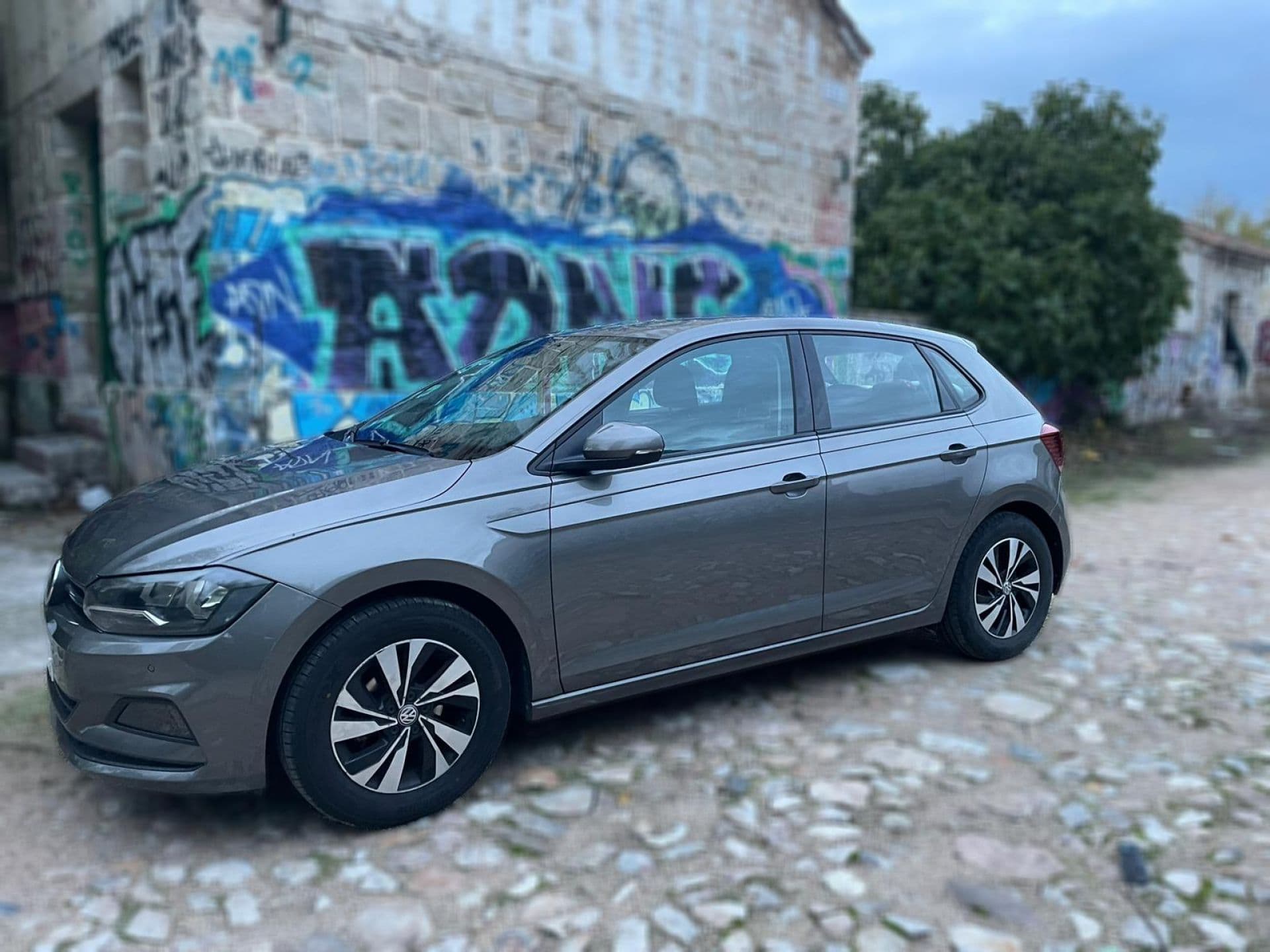 VOLKSWAGEN polo