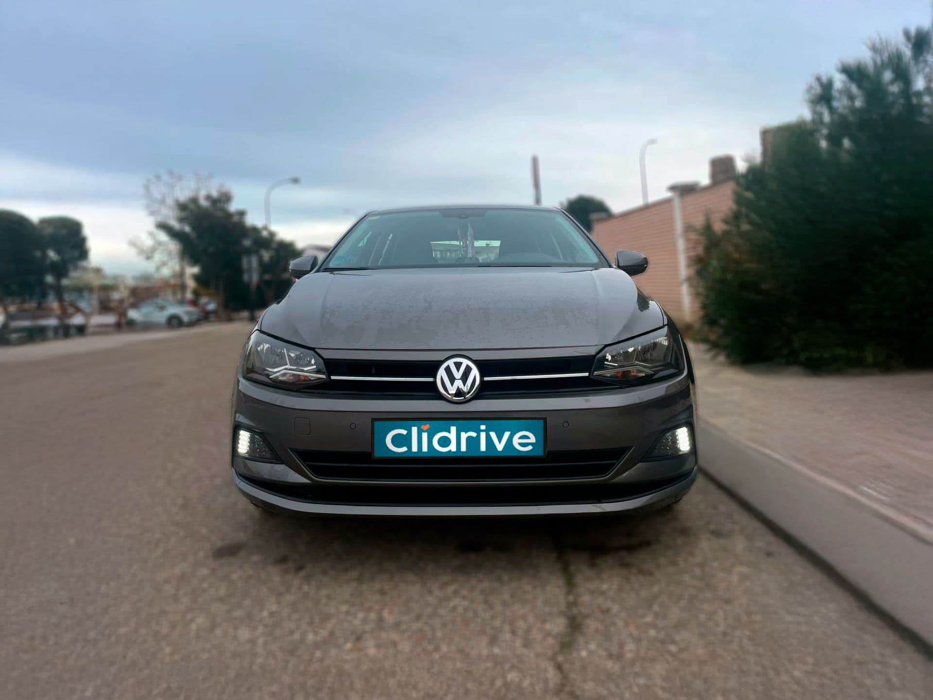 VOLKSWAGEN polo