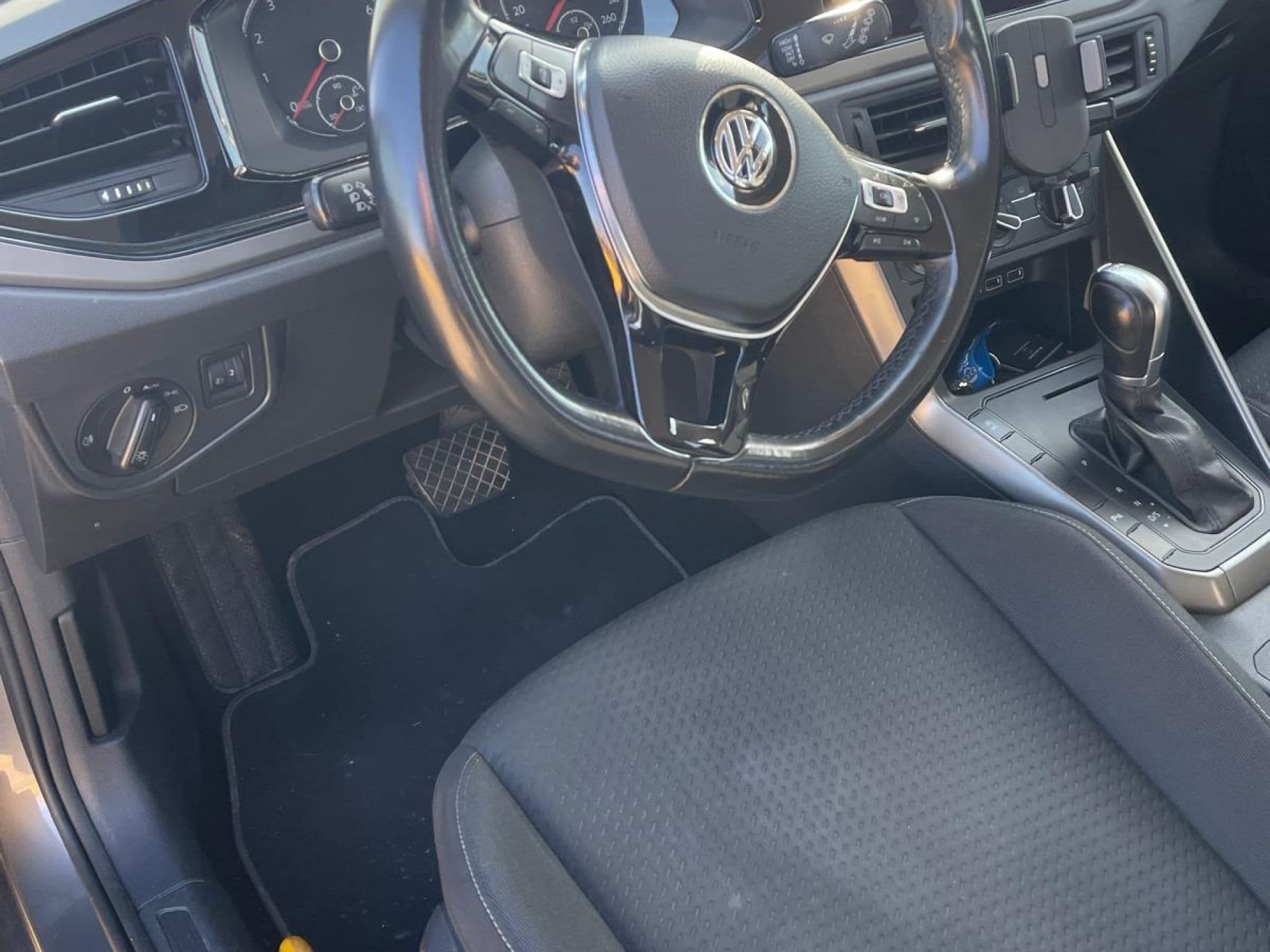 VOLKSWAGEN polo