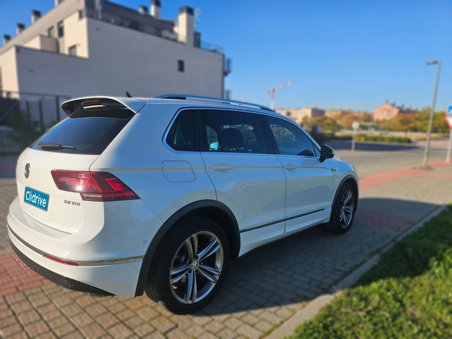 VOLKSWAGEN tiguan