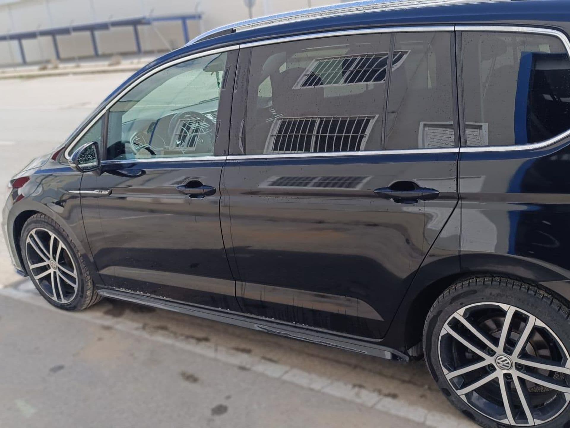 VOLKSWAGEN touran