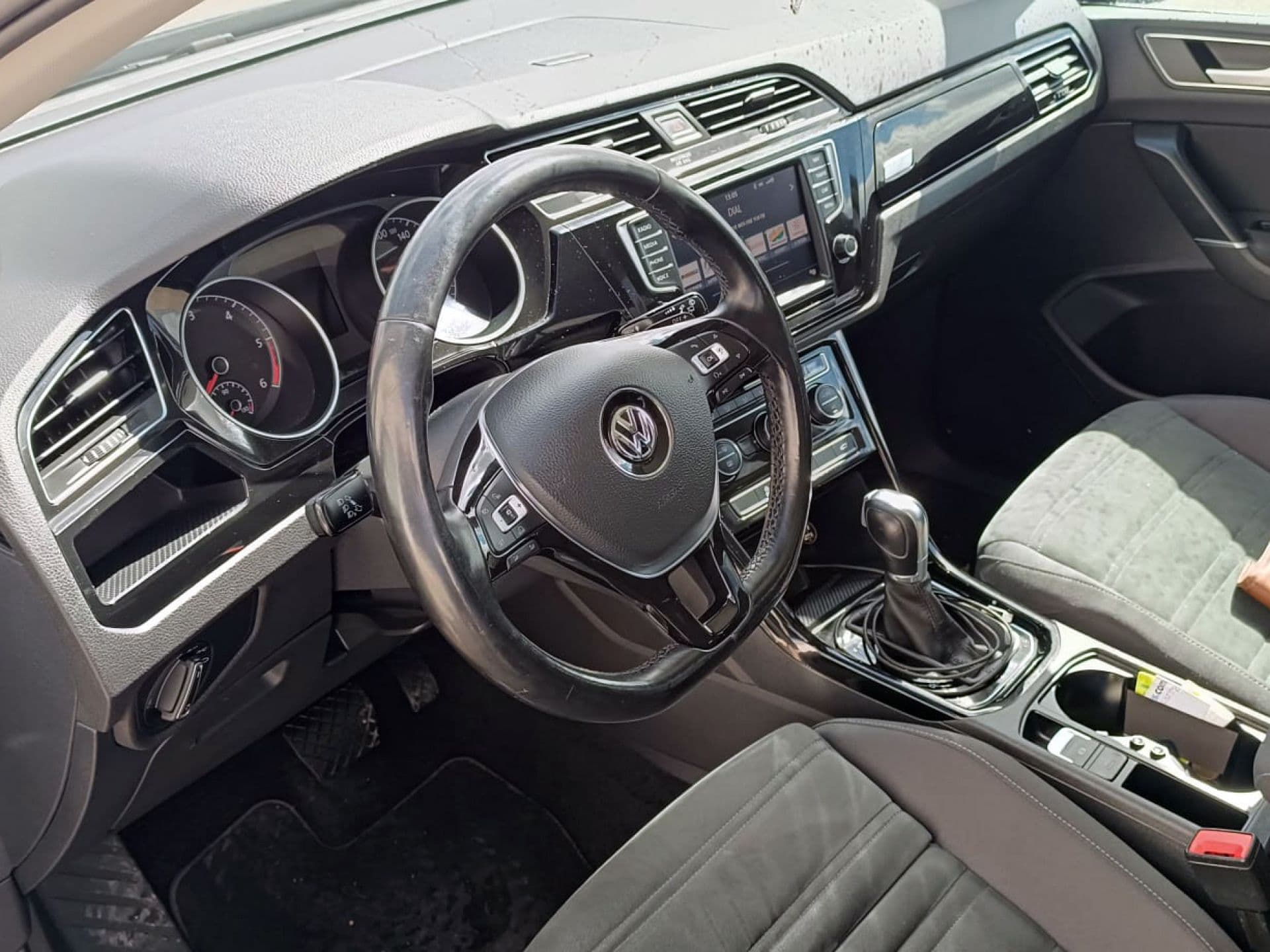VOLKSWAGEN touran
