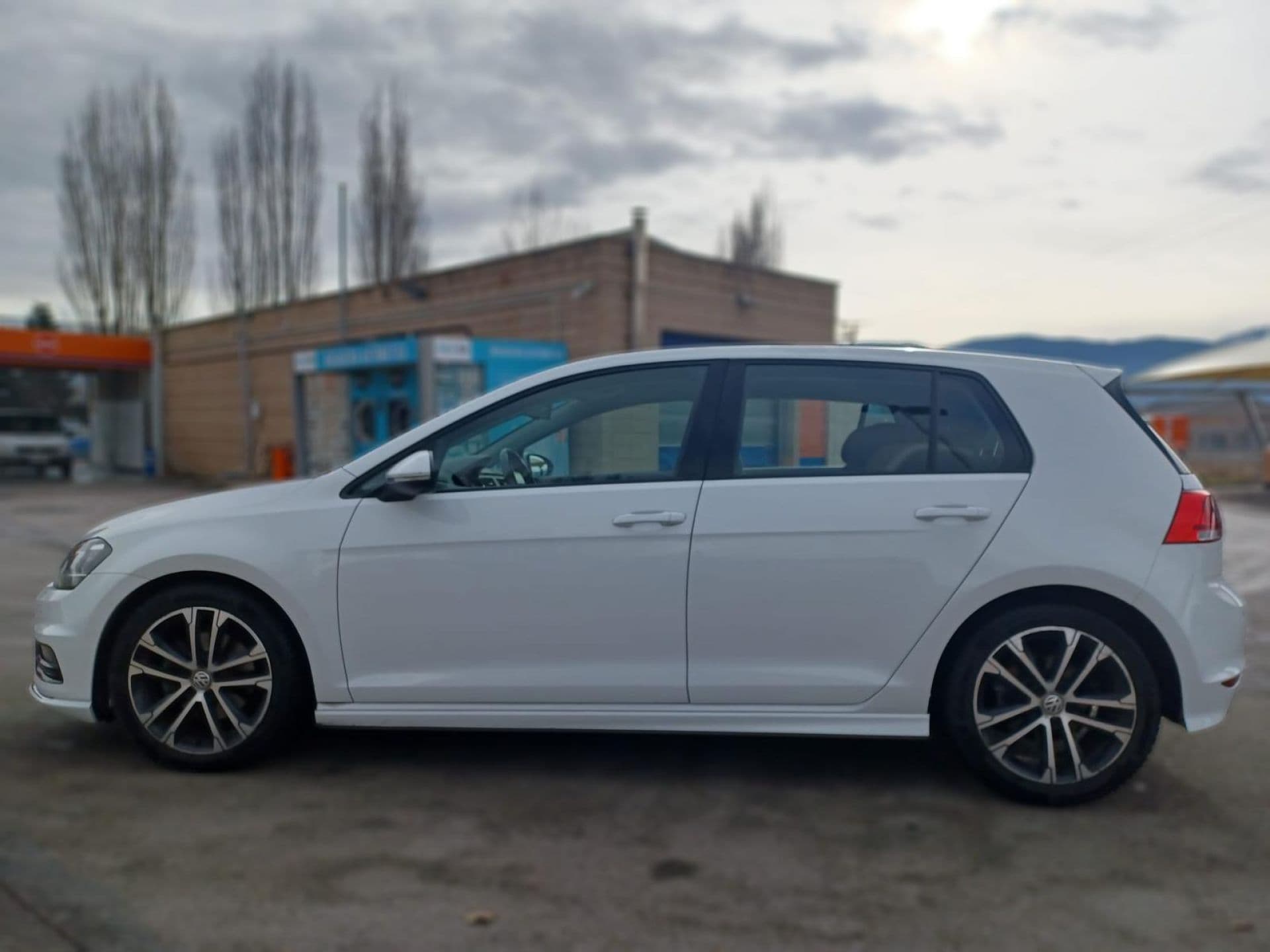 VOLKSWAGEN golf