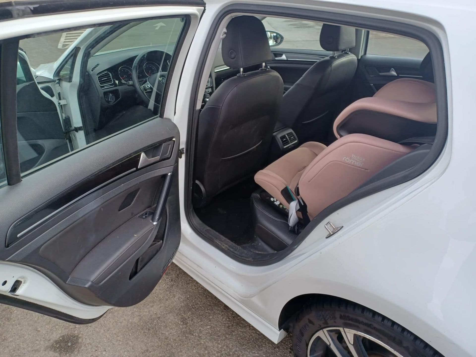 VOLKSWAGEN golf
