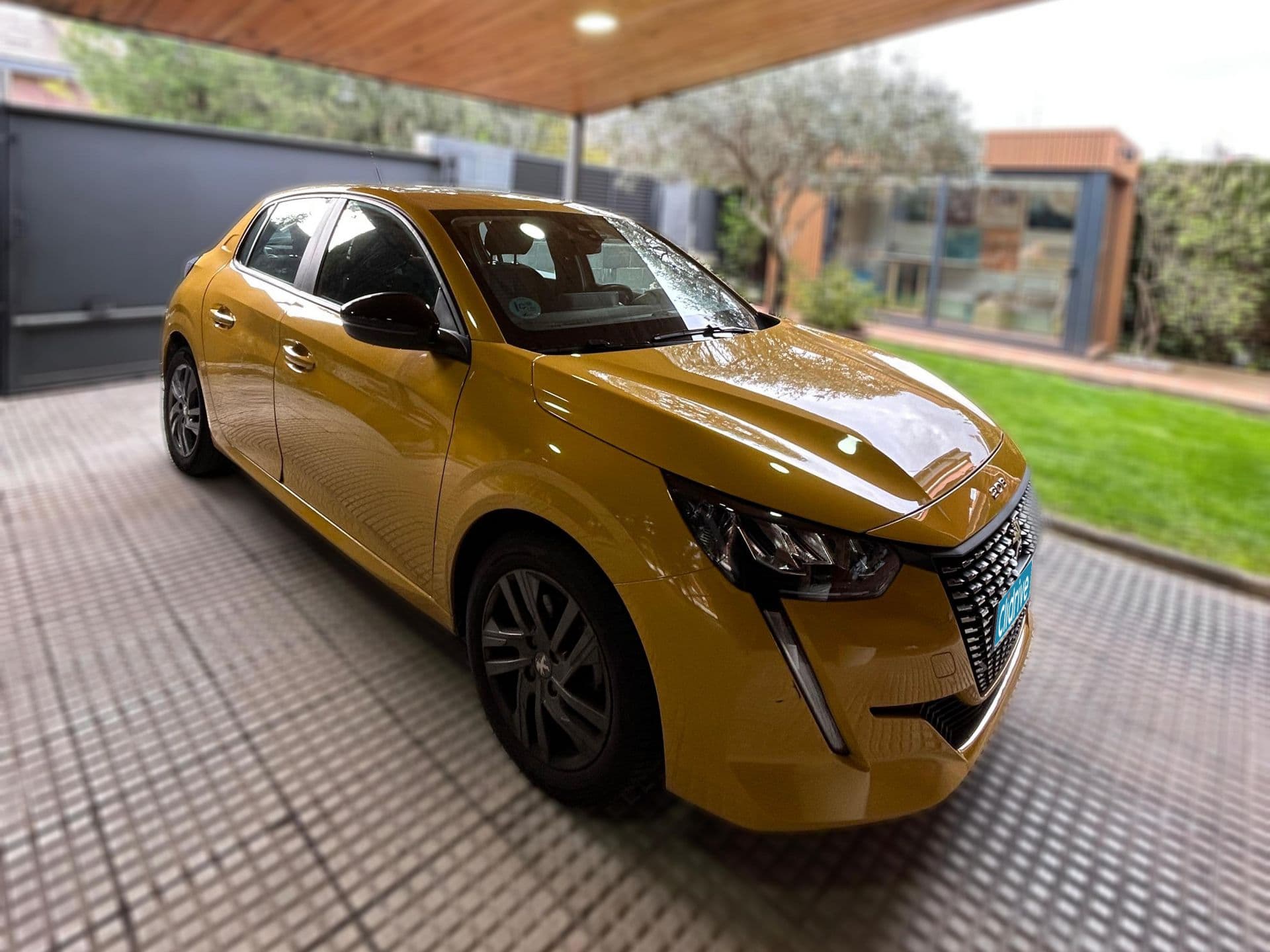 PEUGEOT 208