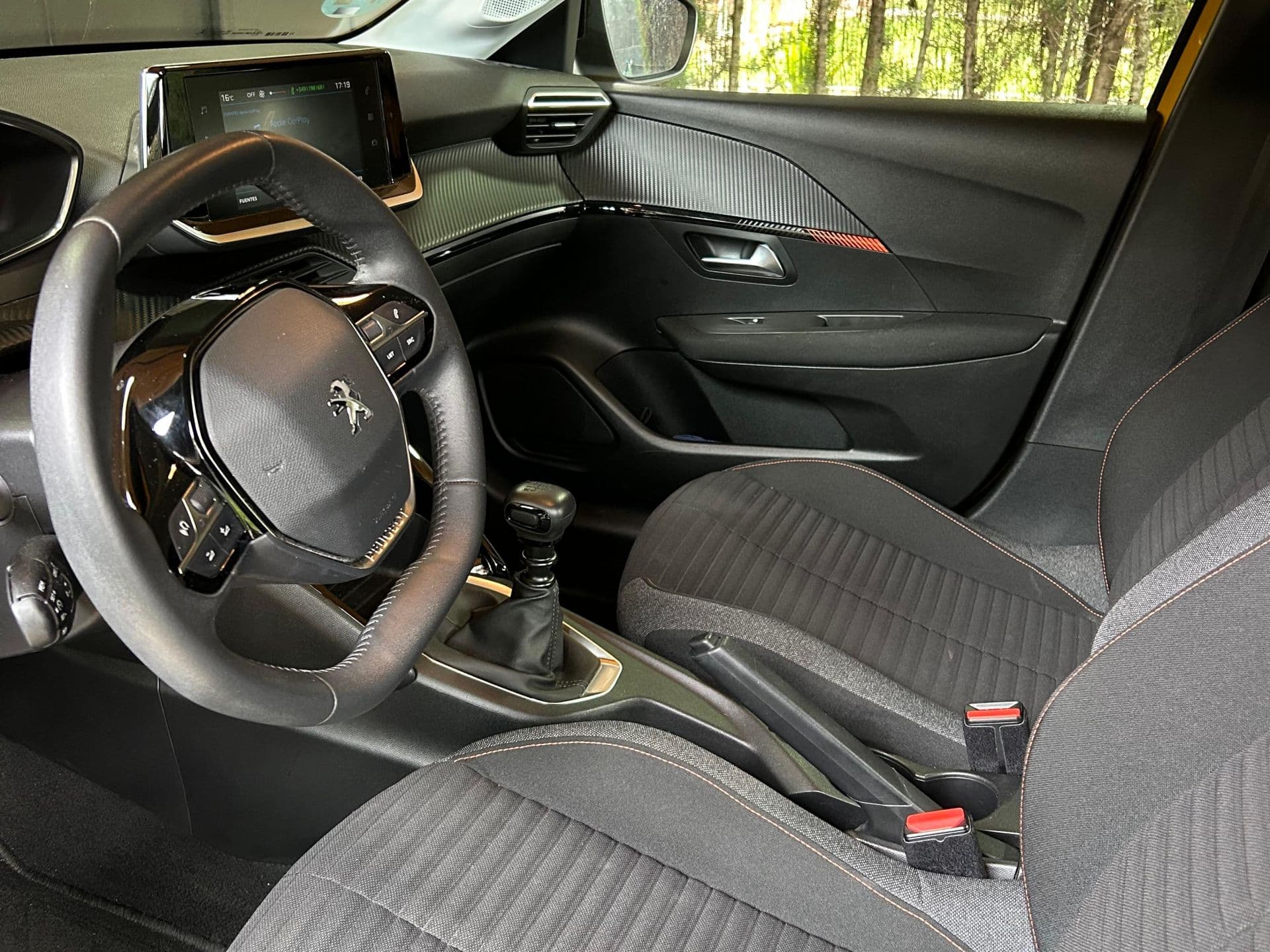 PEUGEOT 208