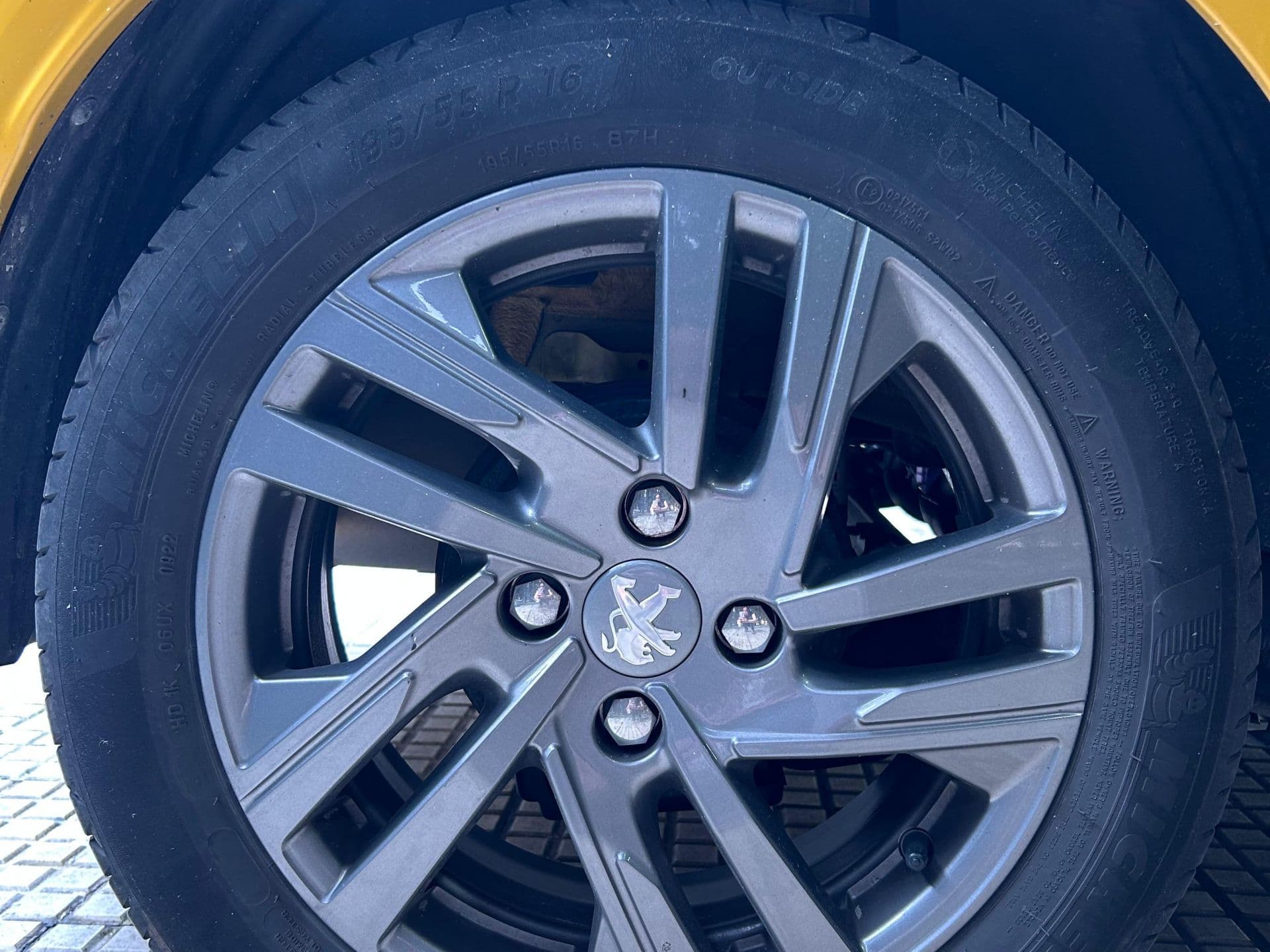 PEUGEOT 208