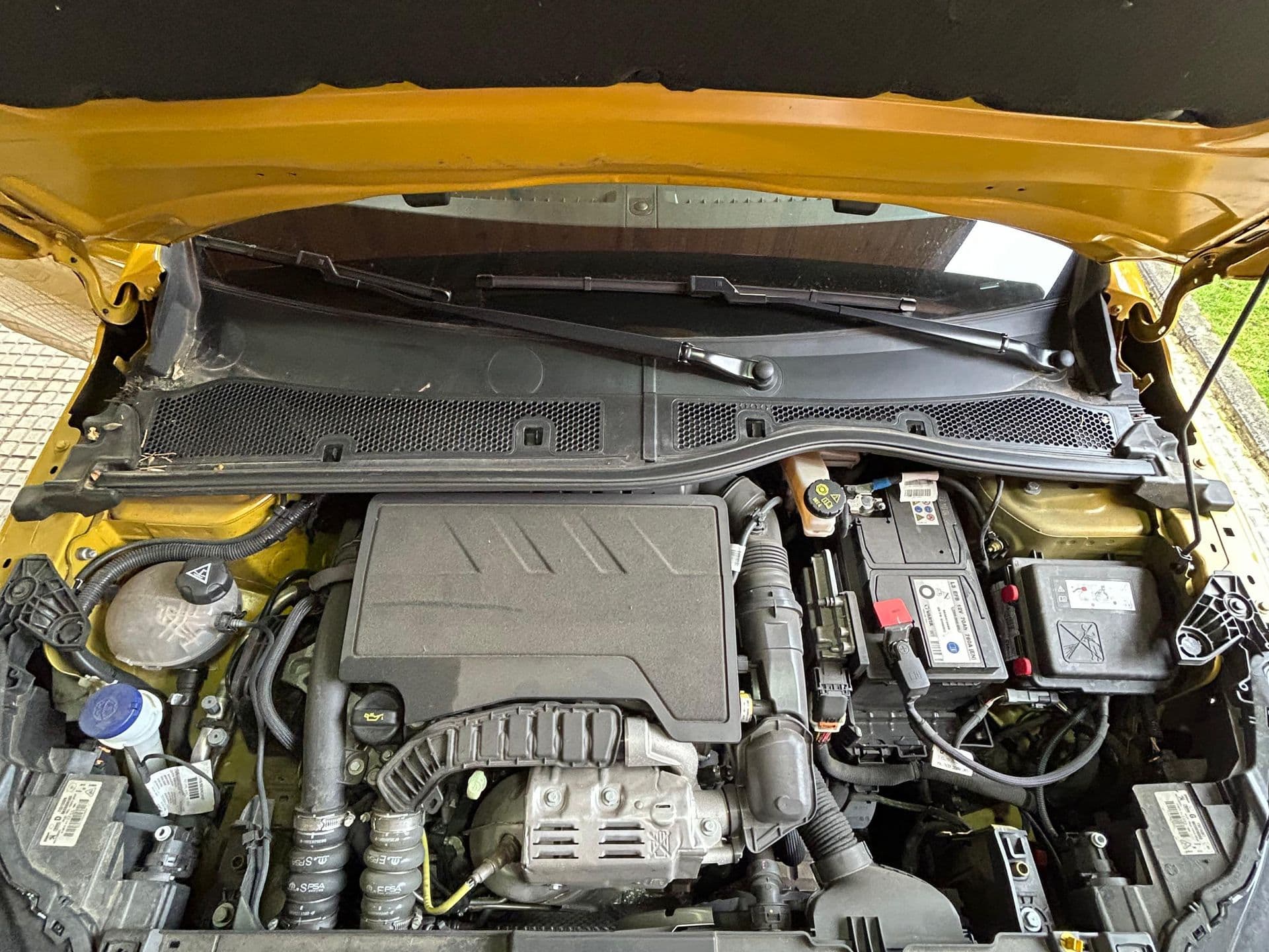 PEUGEOT 208