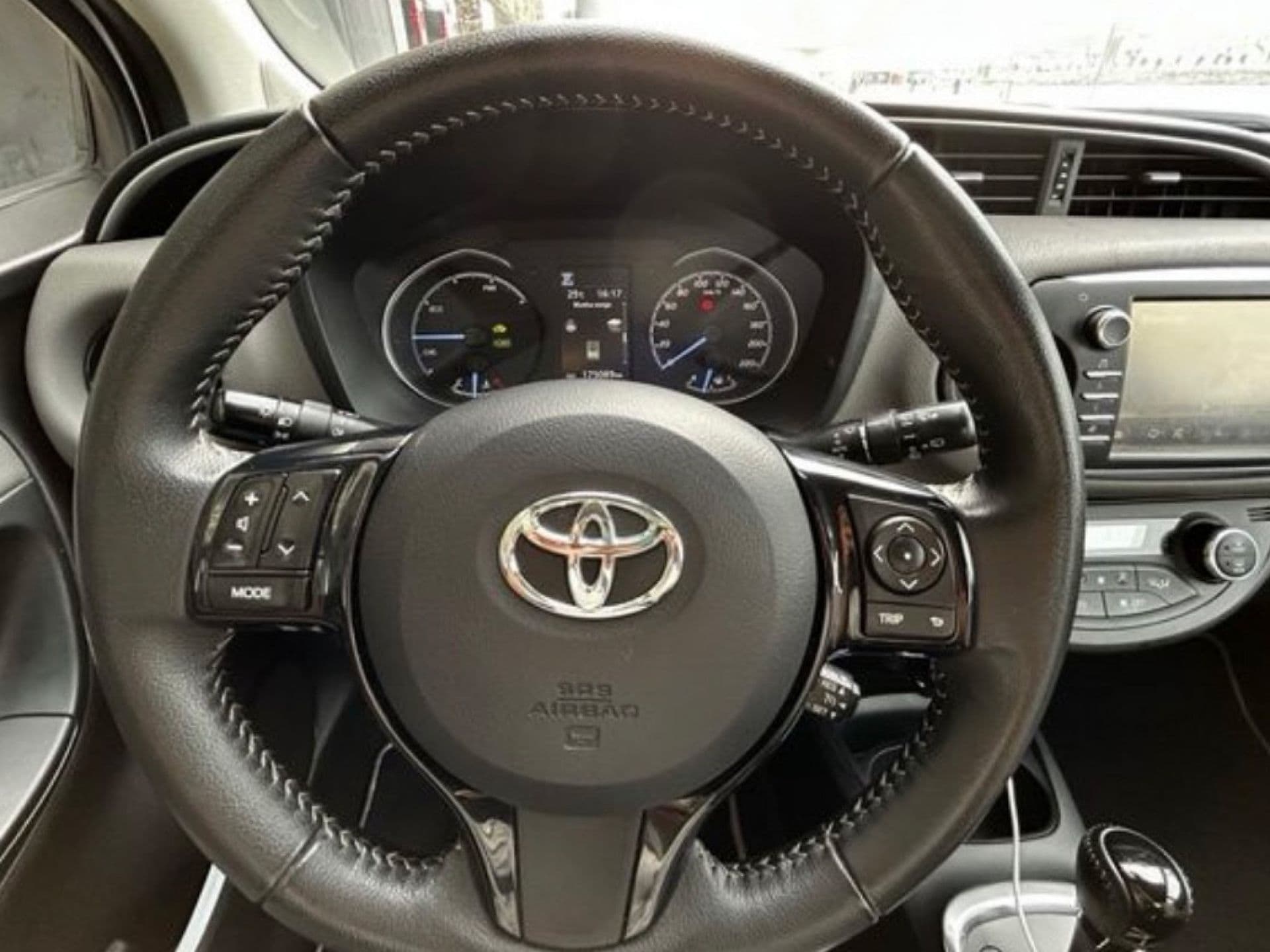 TOYOTA yaris