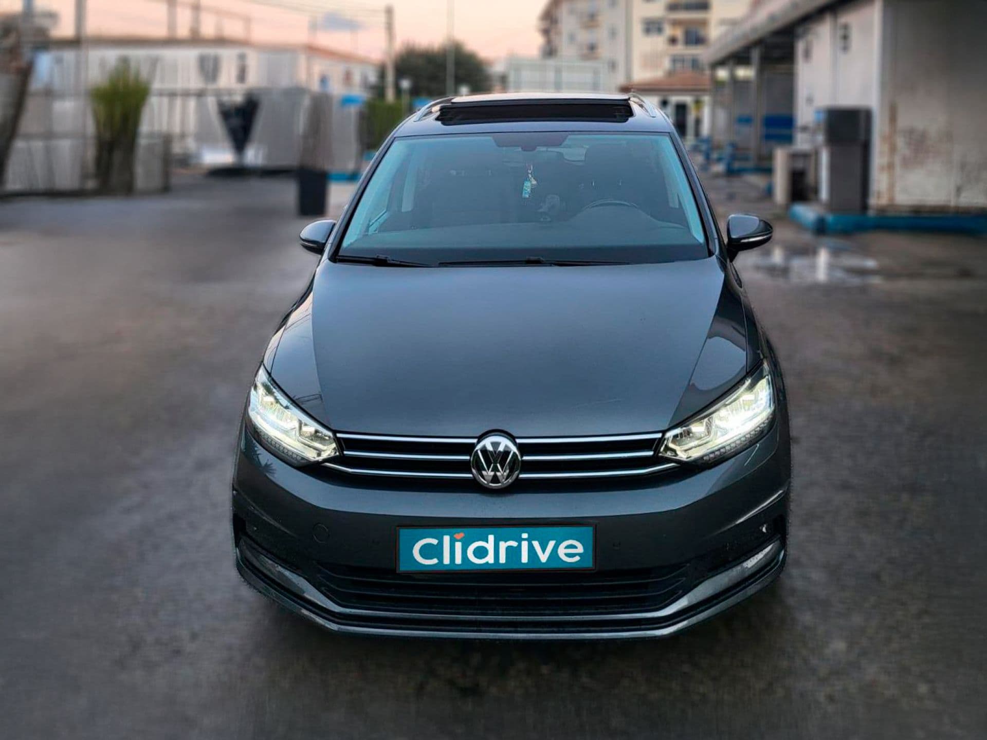 VOLKSWAGEN touran