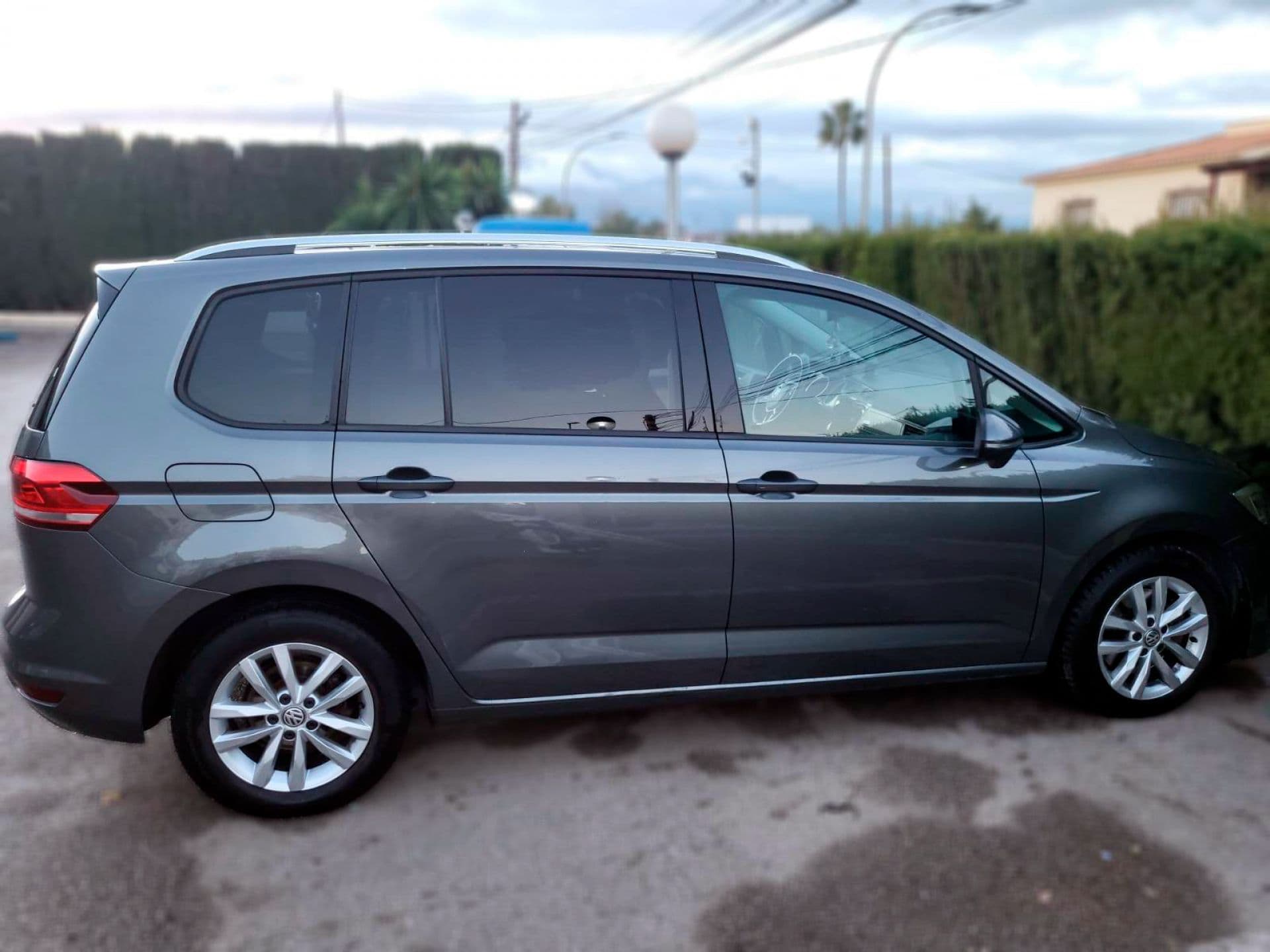 VOLKSWAGEN touran