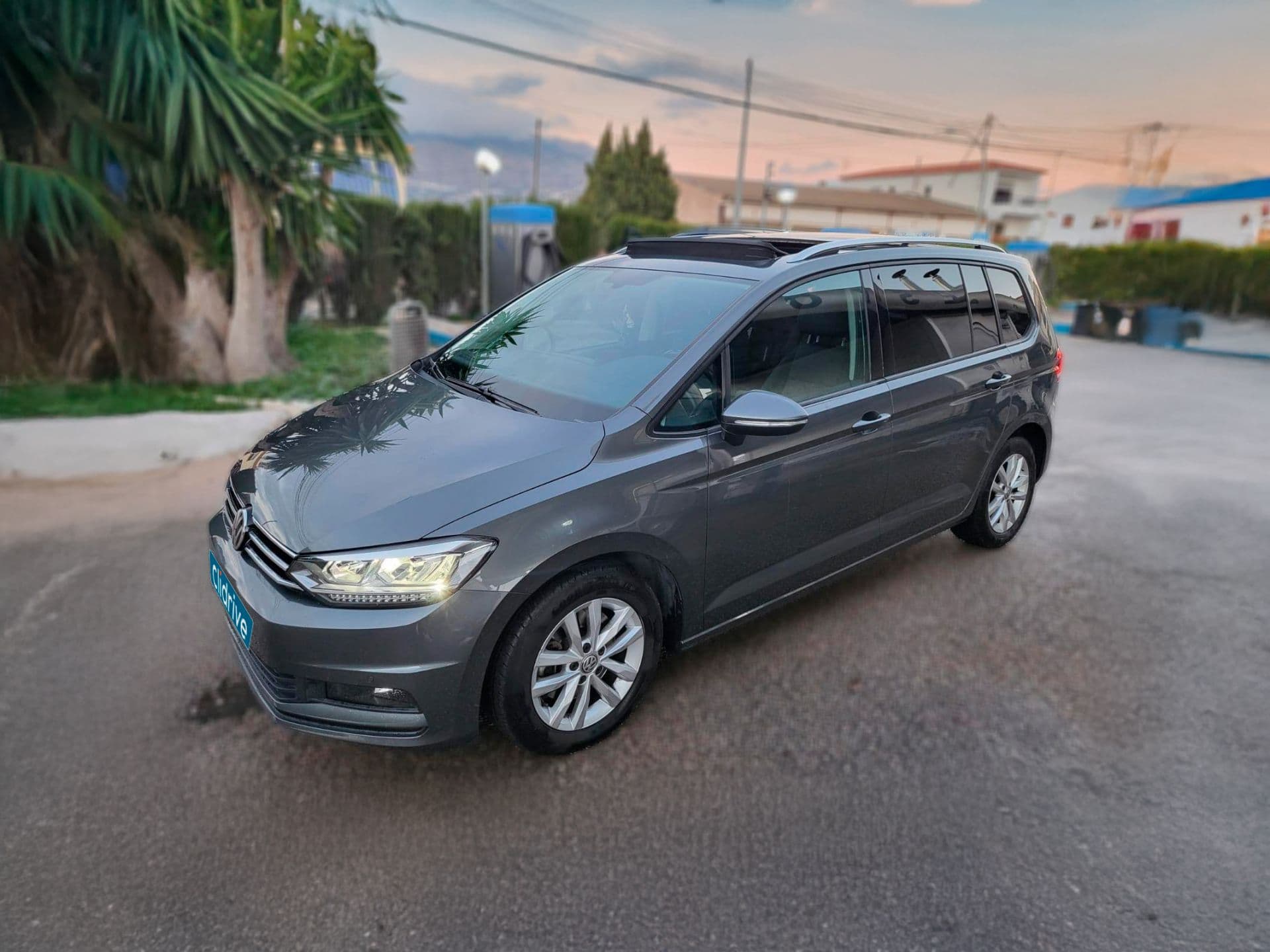 VOLKSWAGEN touran