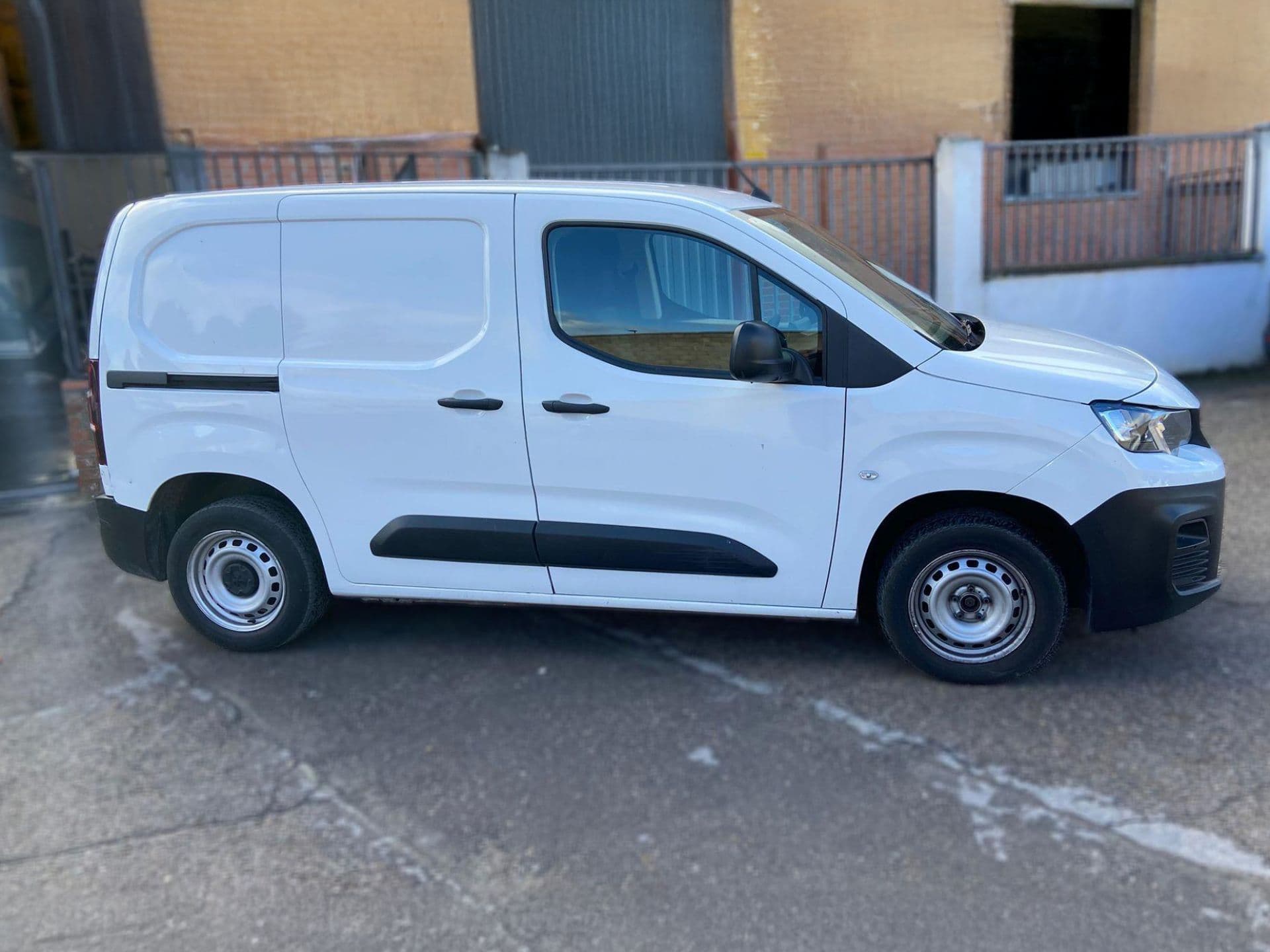 PEUGEOT partner