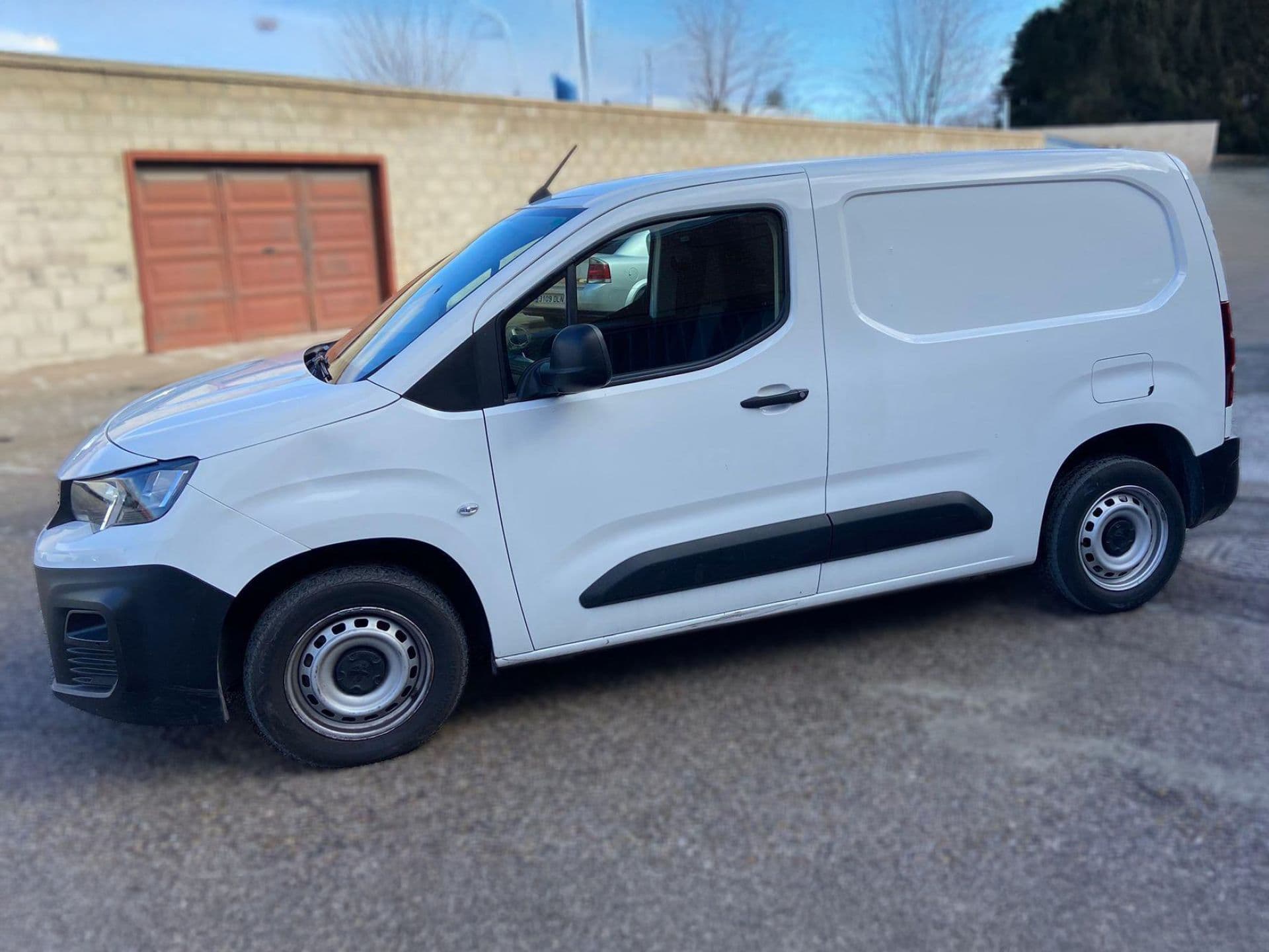 PEUGEOT partner