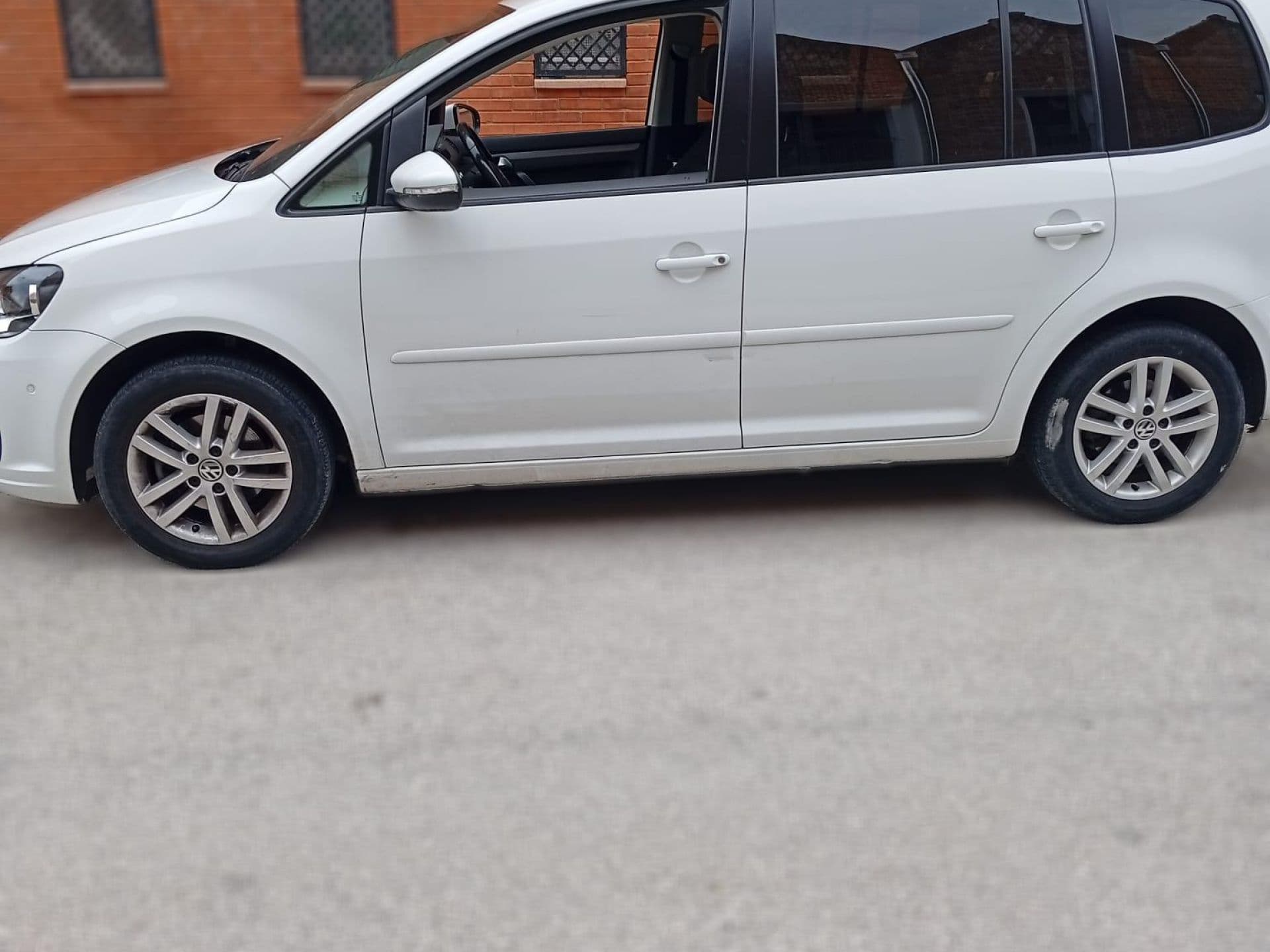 VOLKSWAGEN touran