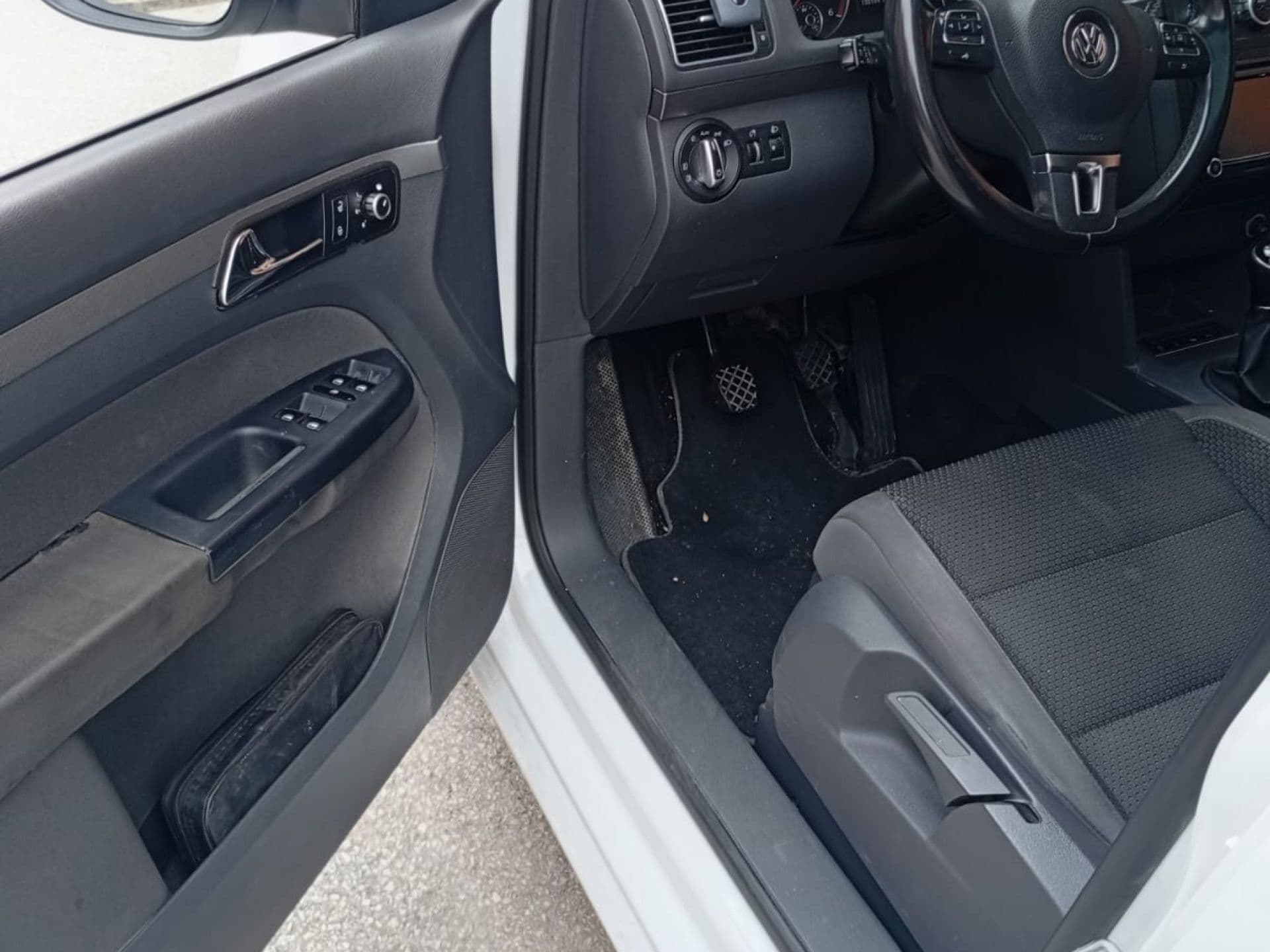 VOLKSWAGEN touran