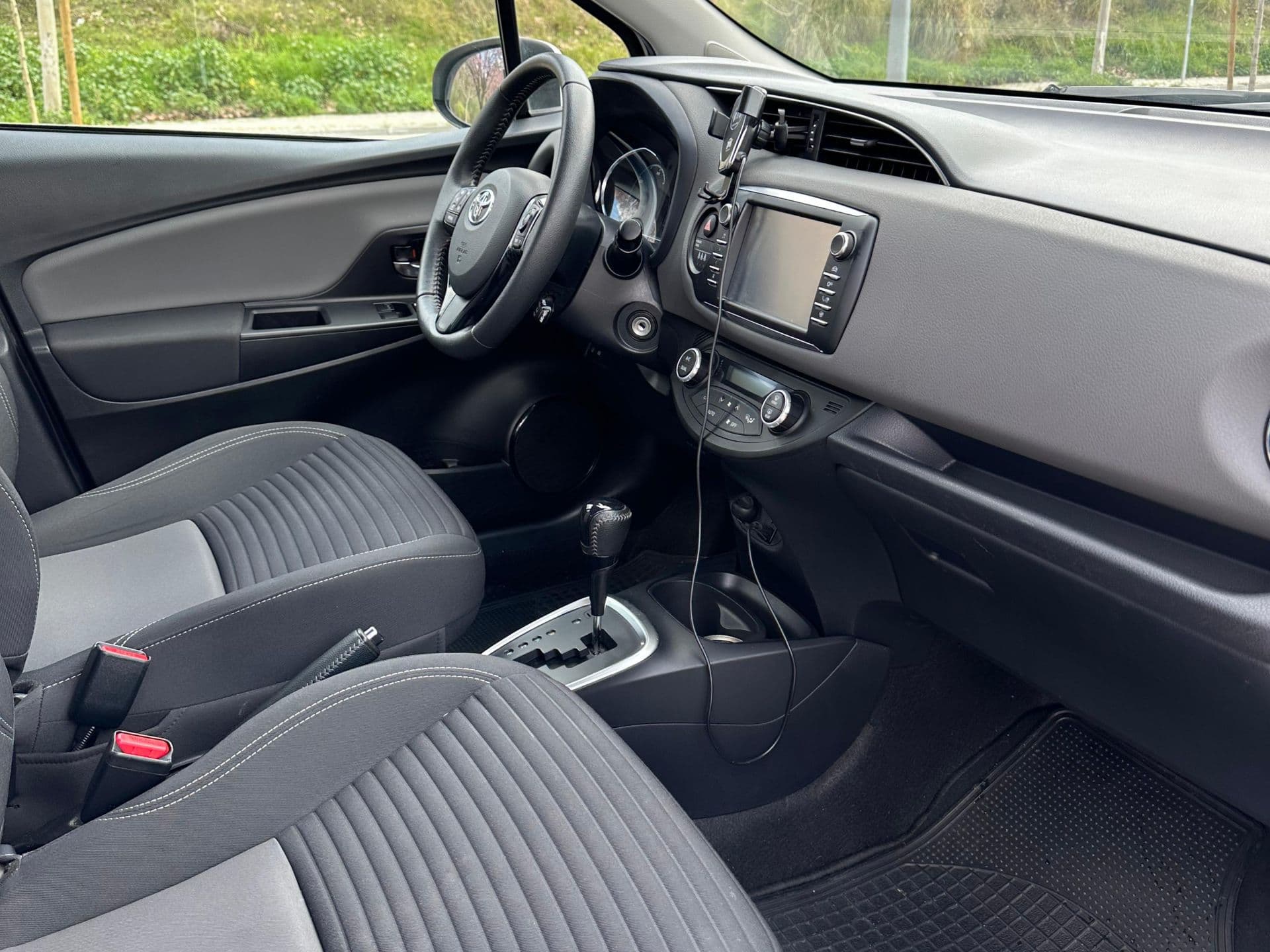 TOYOTA yaris