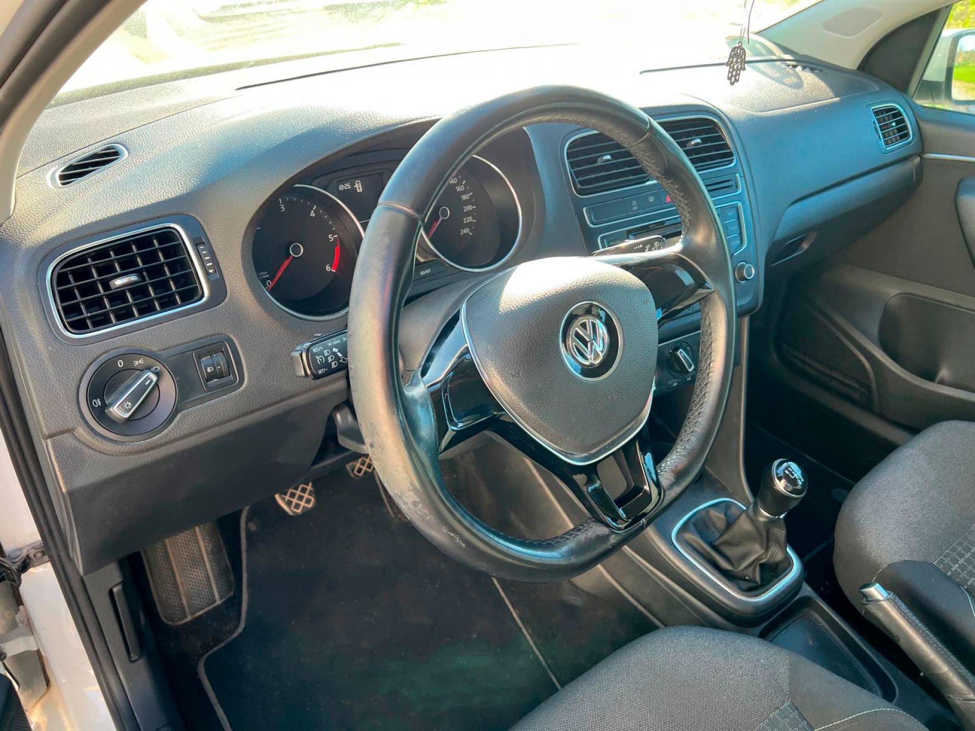 VOLKSWAGEN polo