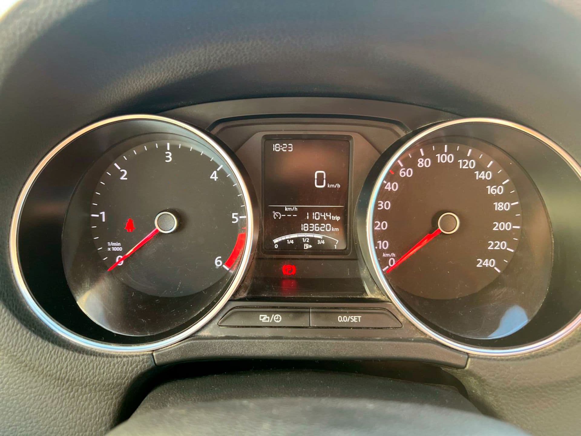 VOLKSWAGEN polo