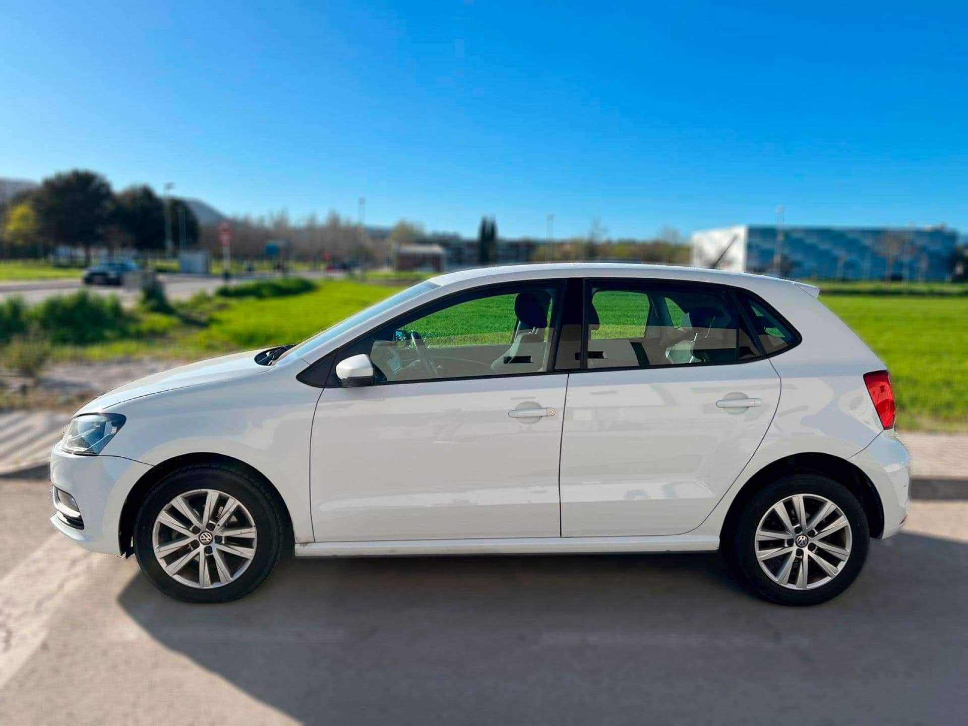 VOLKSWAGEN polo