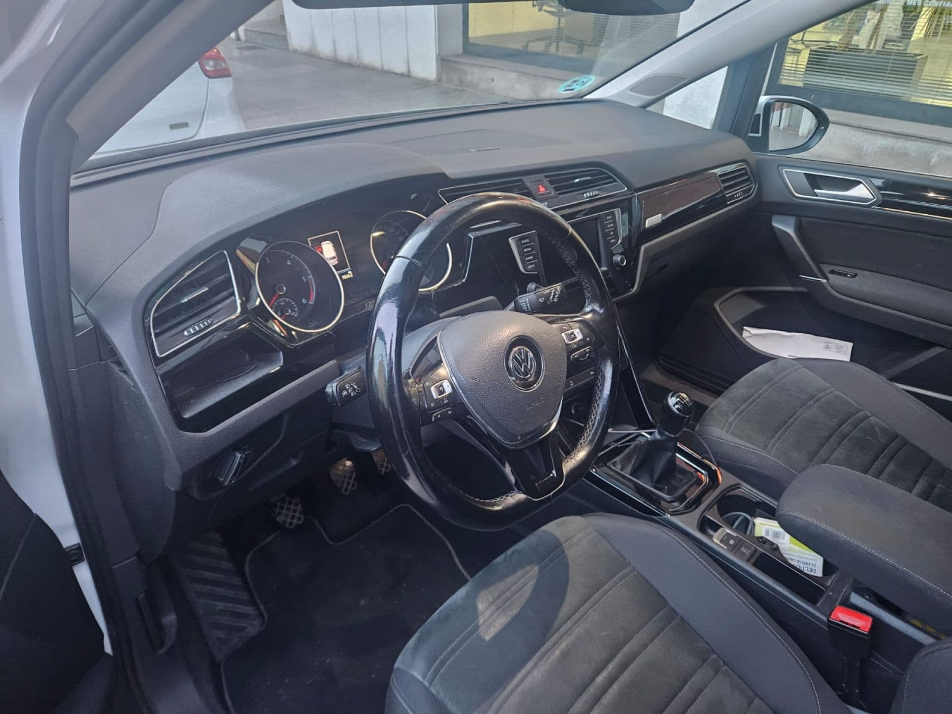 VOLKSWAGEN touran