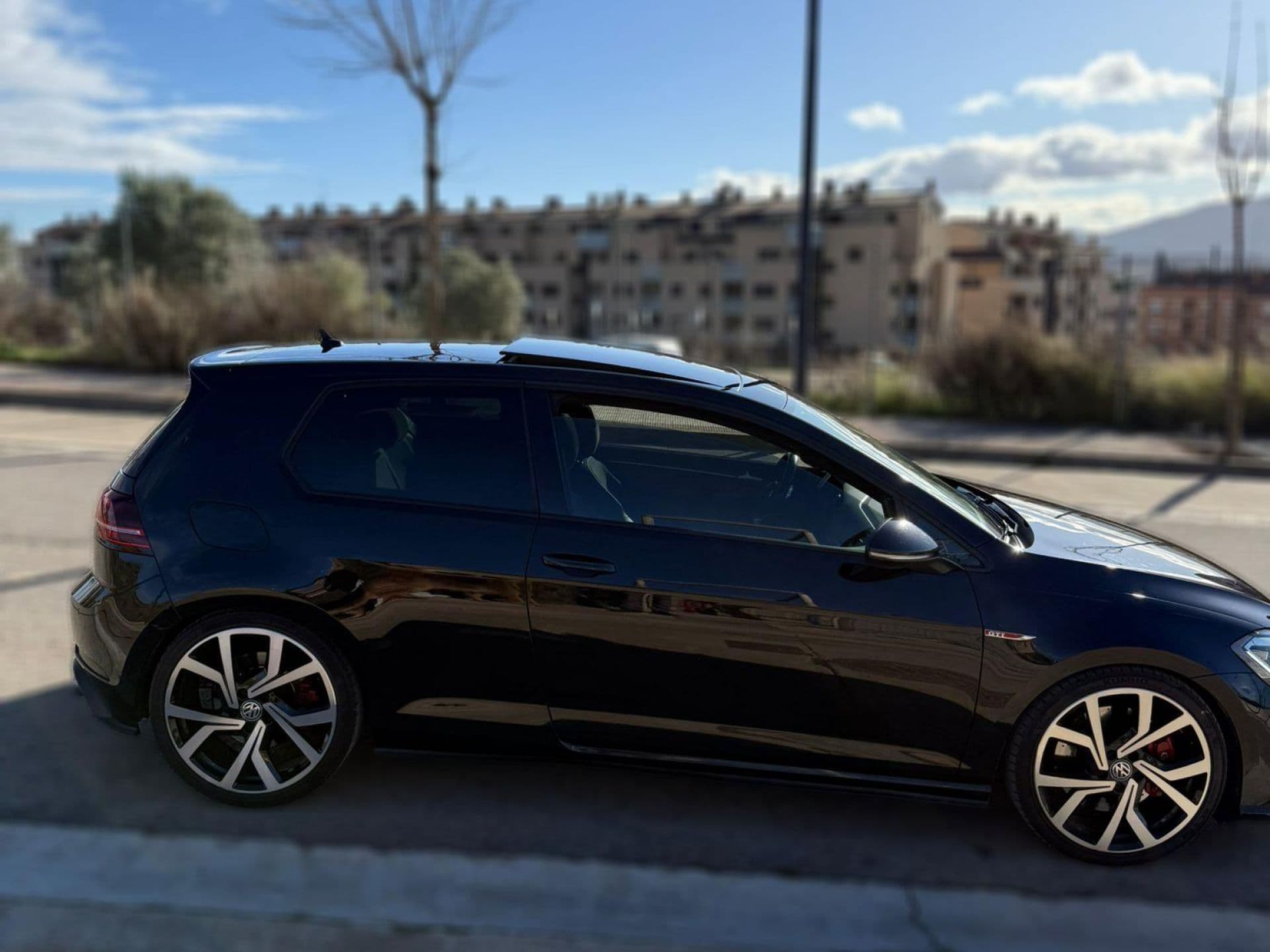 VOLKSWAGEN golf