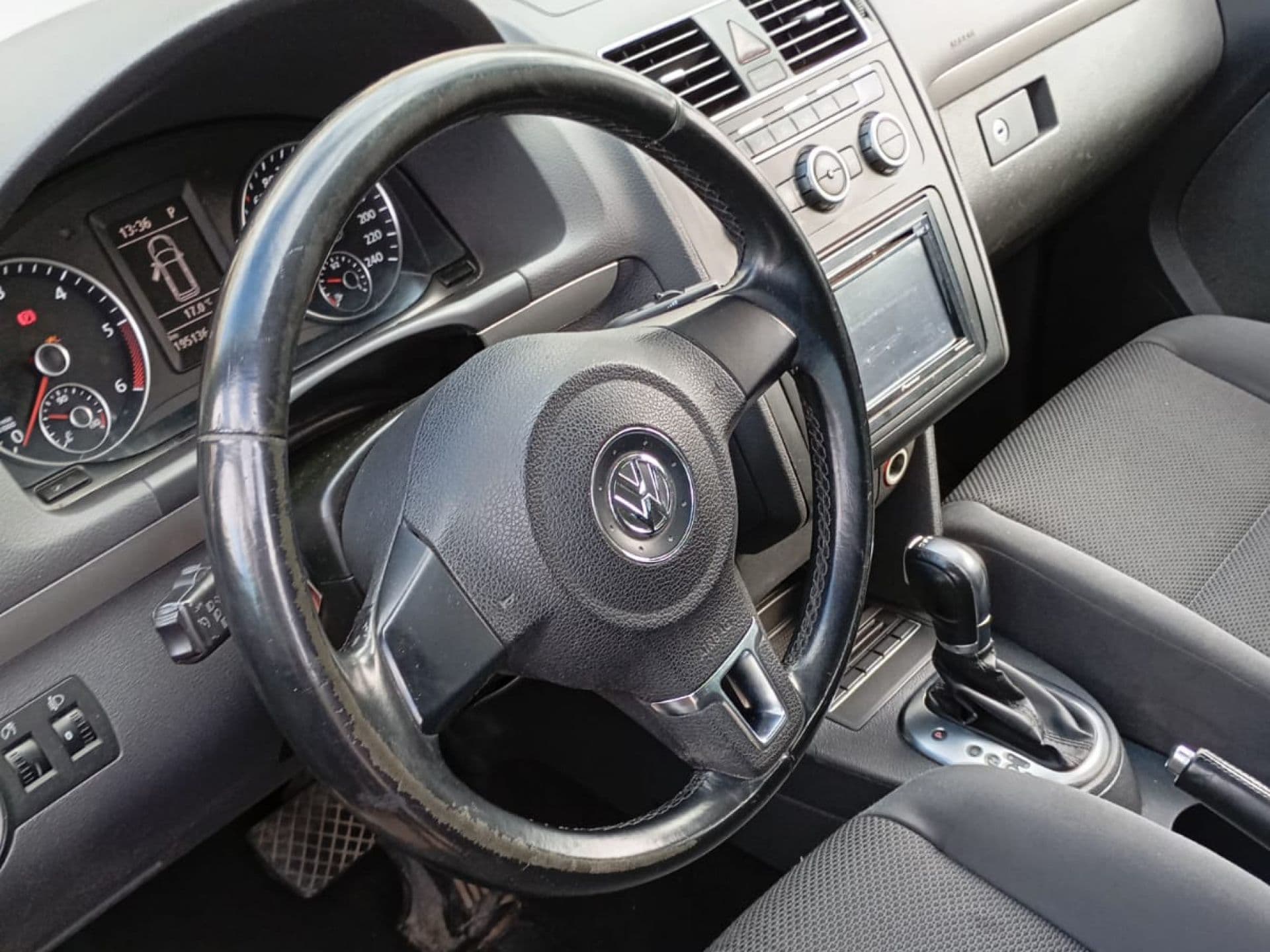 VOLKSWAGEN touran
