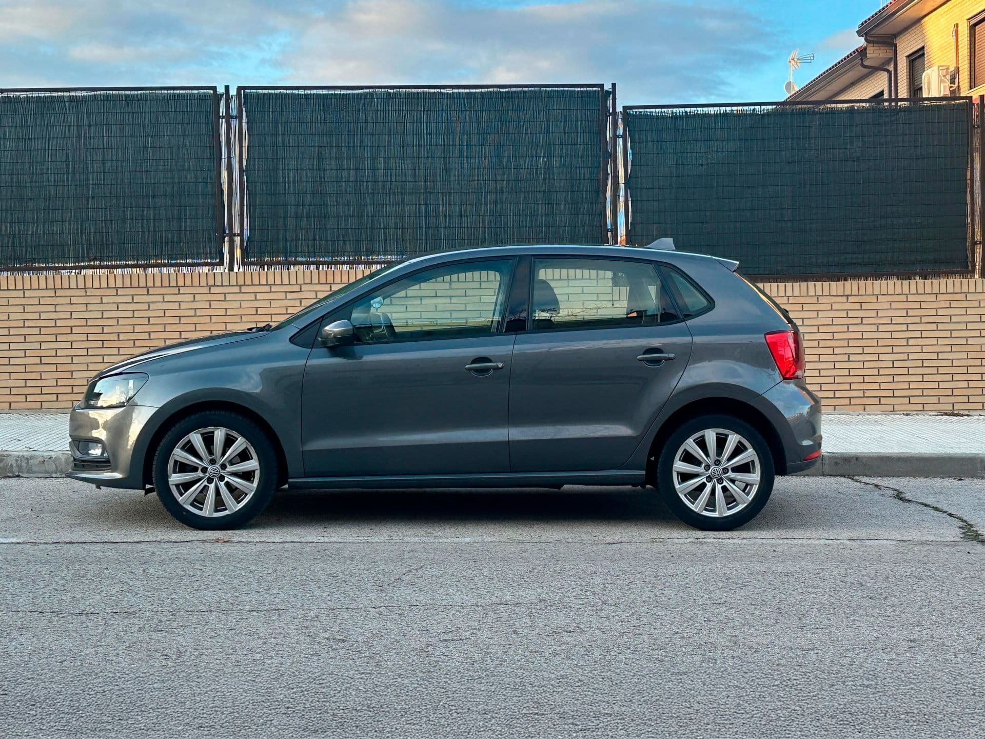 VOLKSWAGEN polo