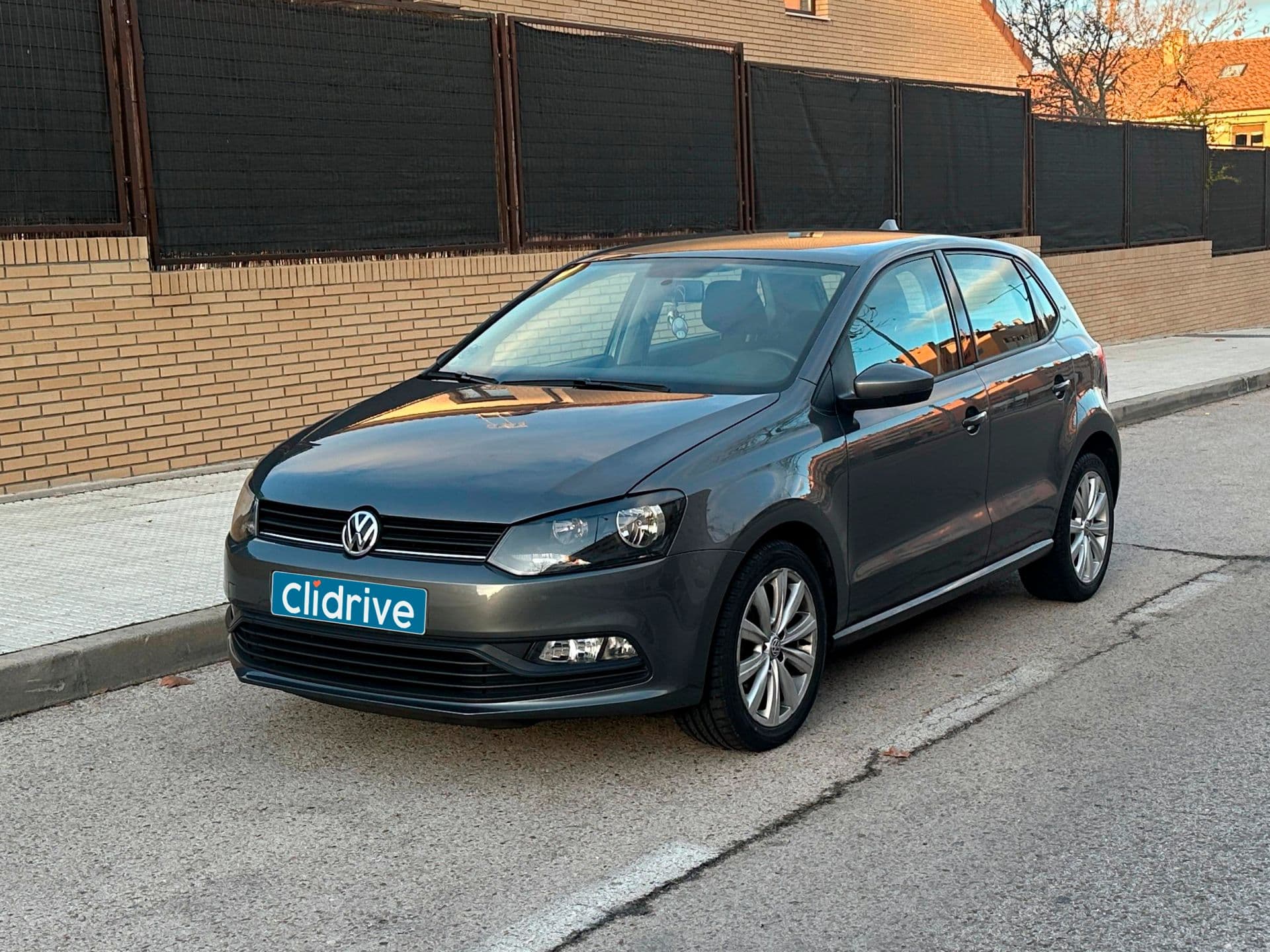 VOLKSWAGEN polo