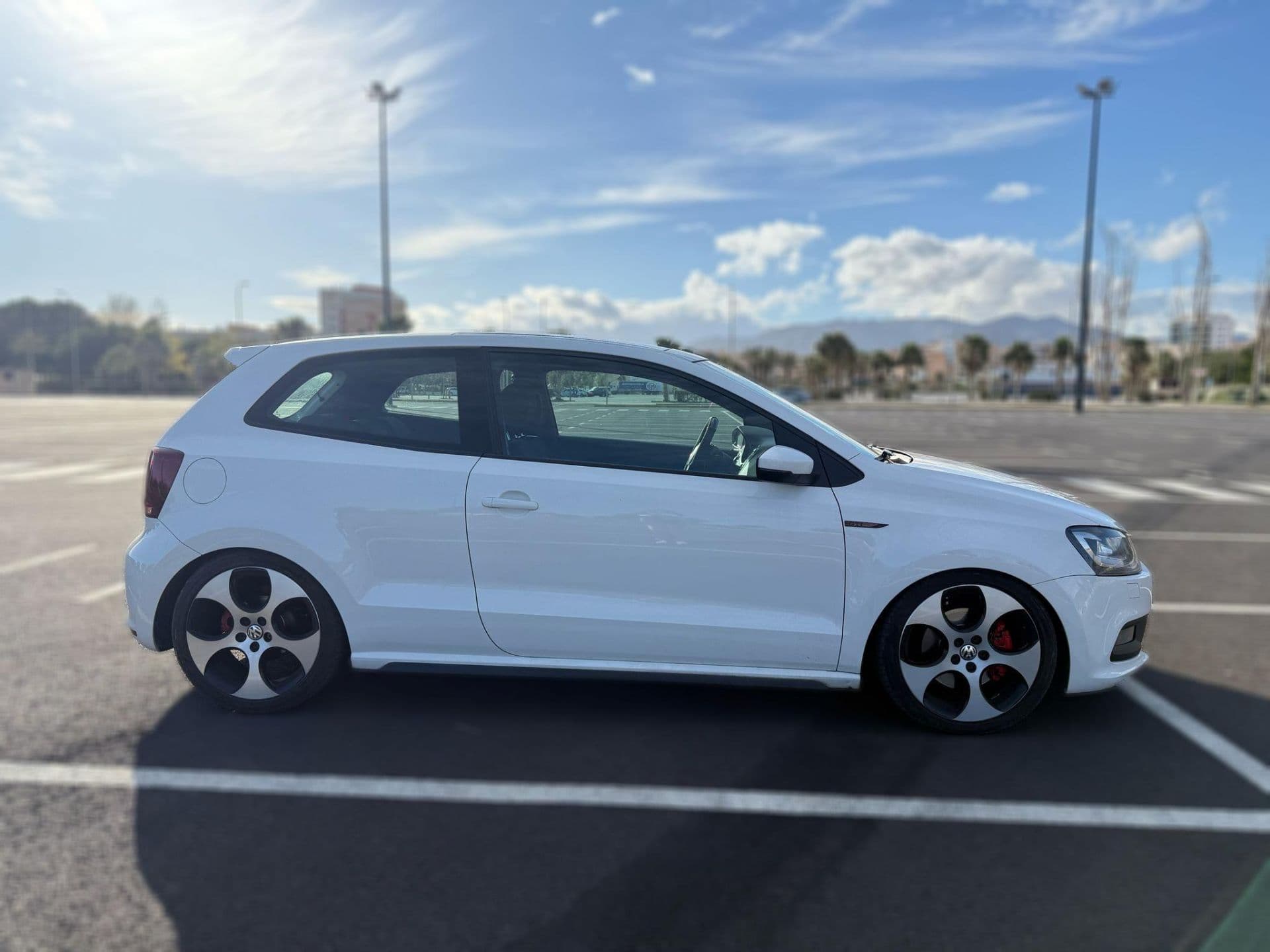 VOLKSWAGEN polo