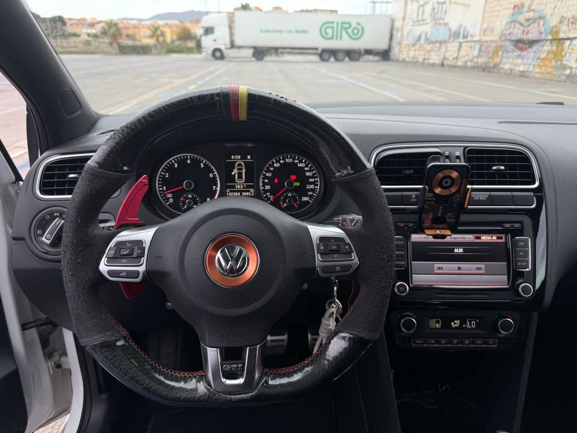 VOLKSWAGEN polo