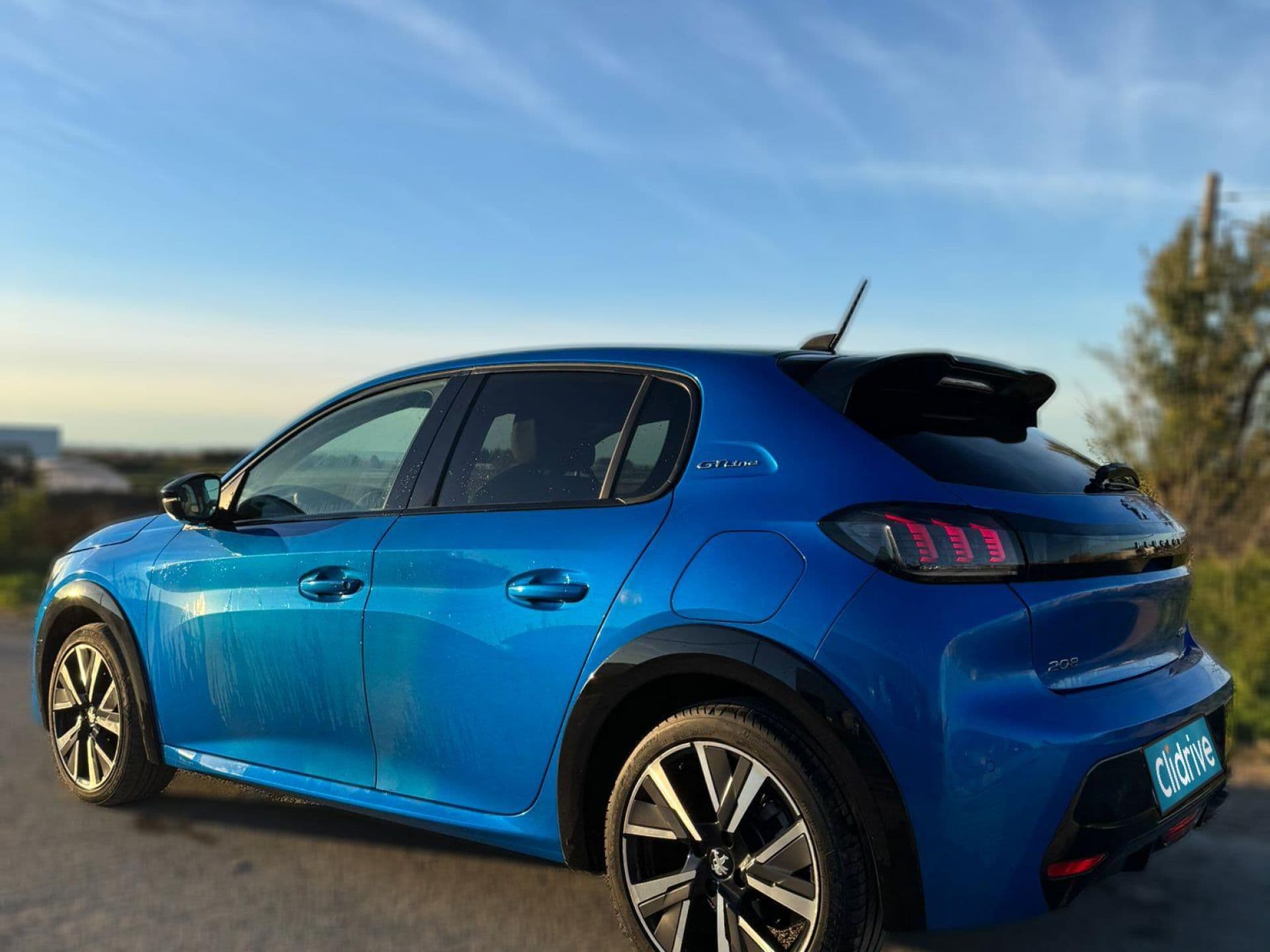 PEUGEOT 208