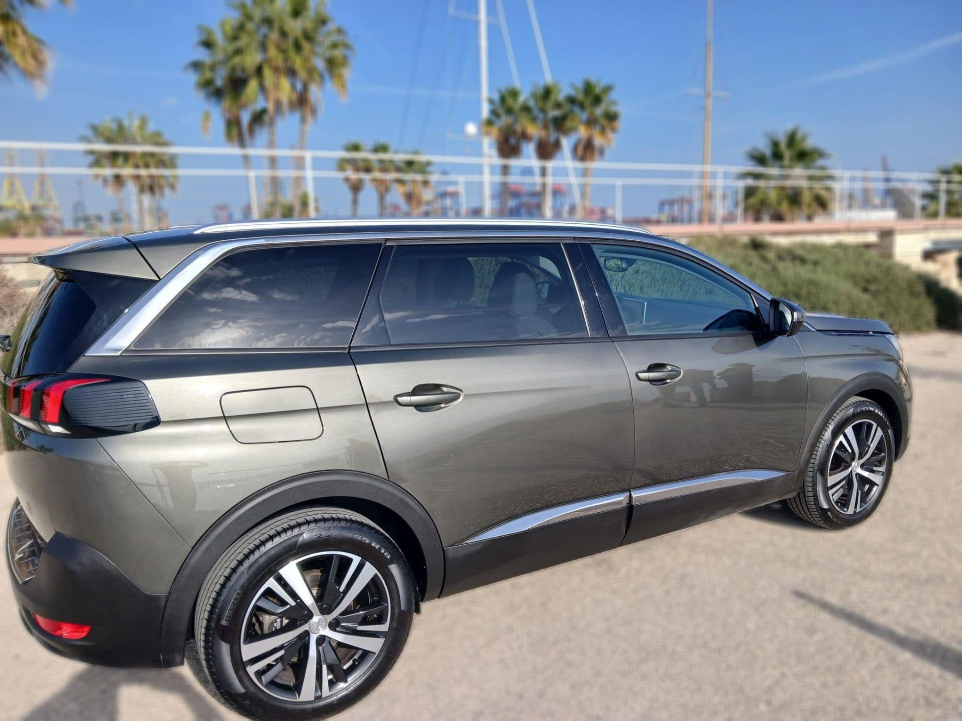 PEUGEOT 5008