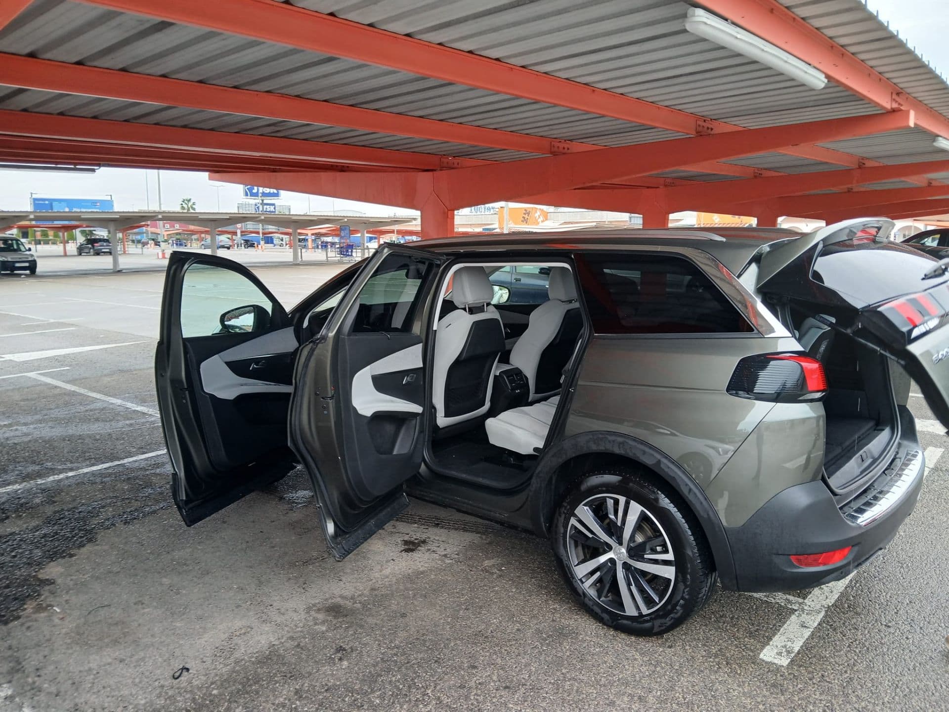 PEUGEOT 5008