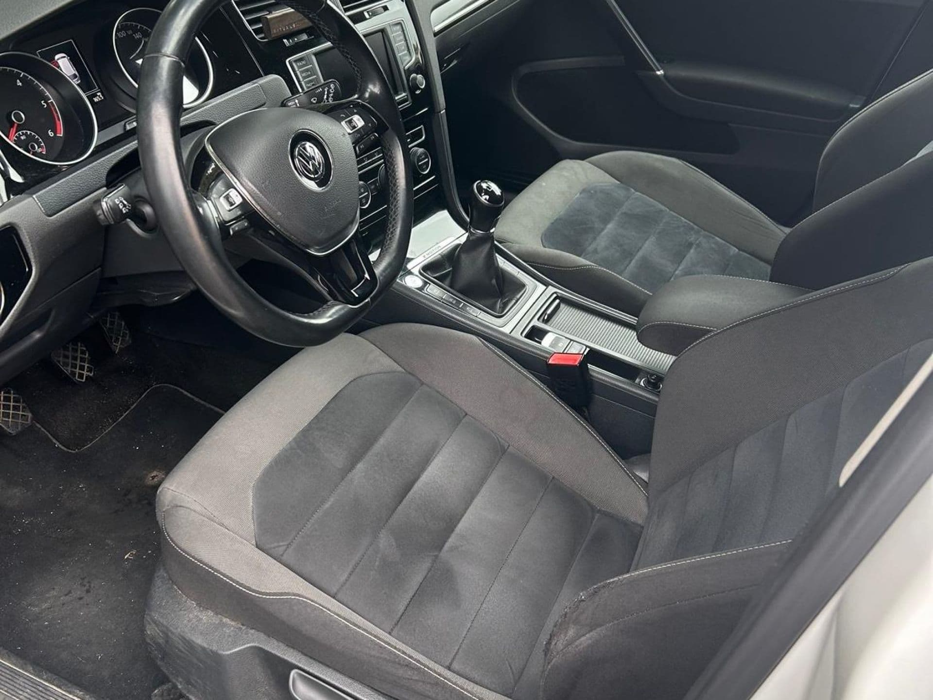 VOLKSWAGEN golf