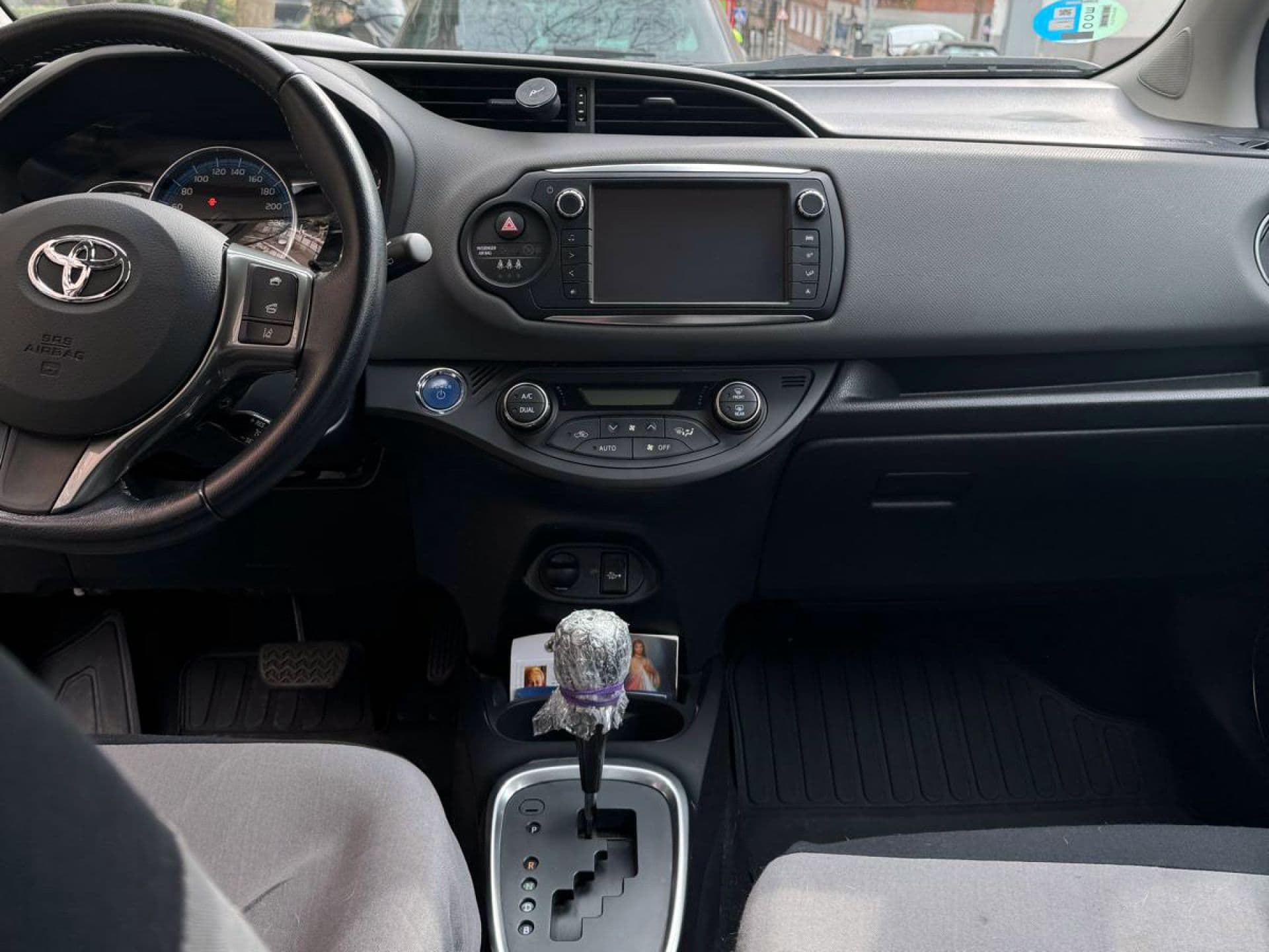 TOYOTA yaris