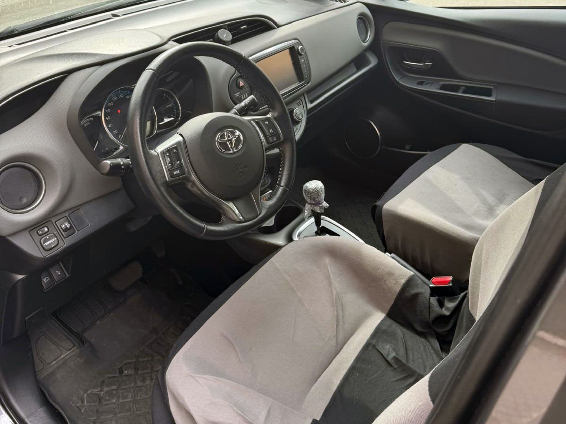 TOYOTA yaris