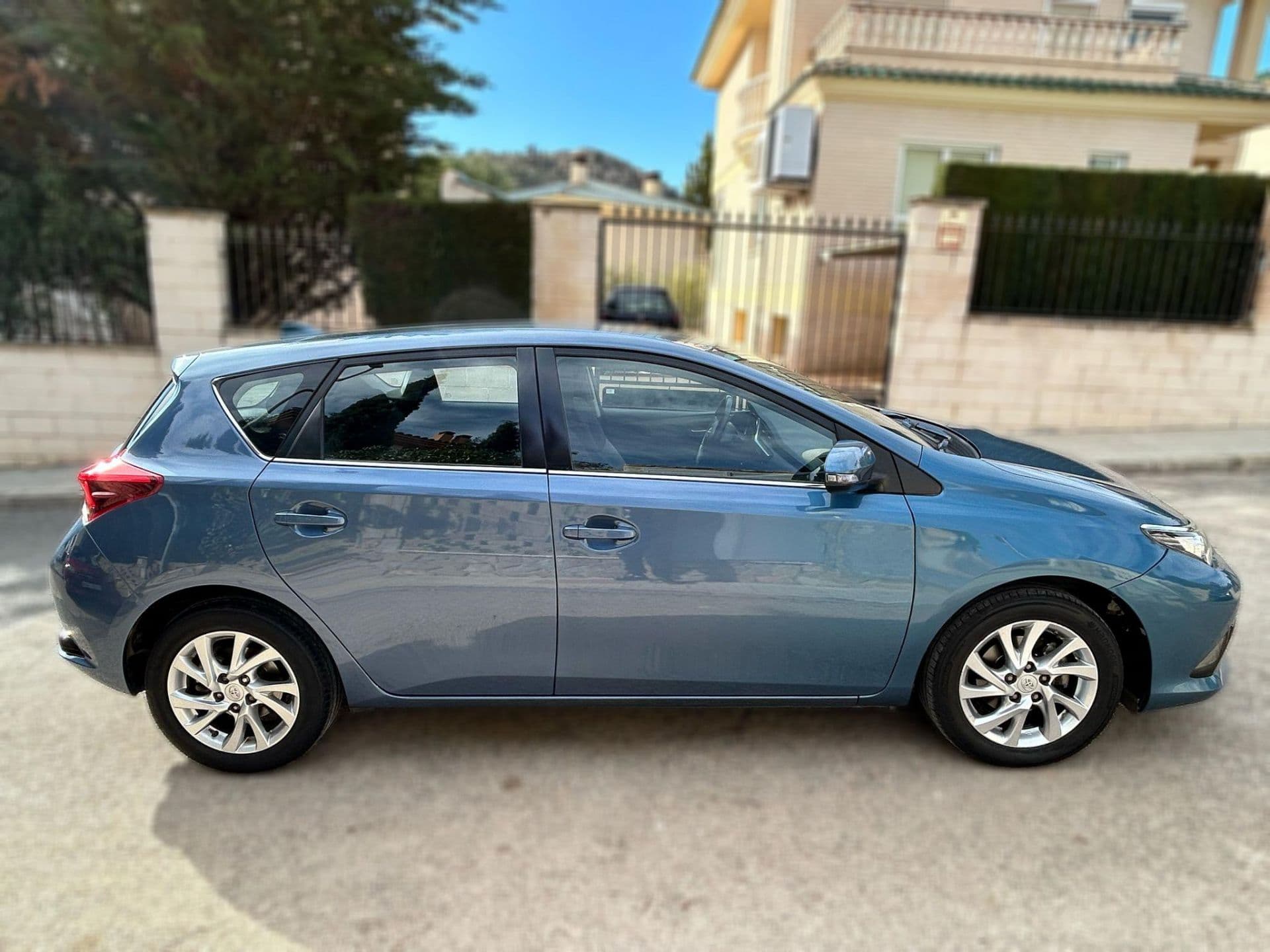 TOYOTA auris