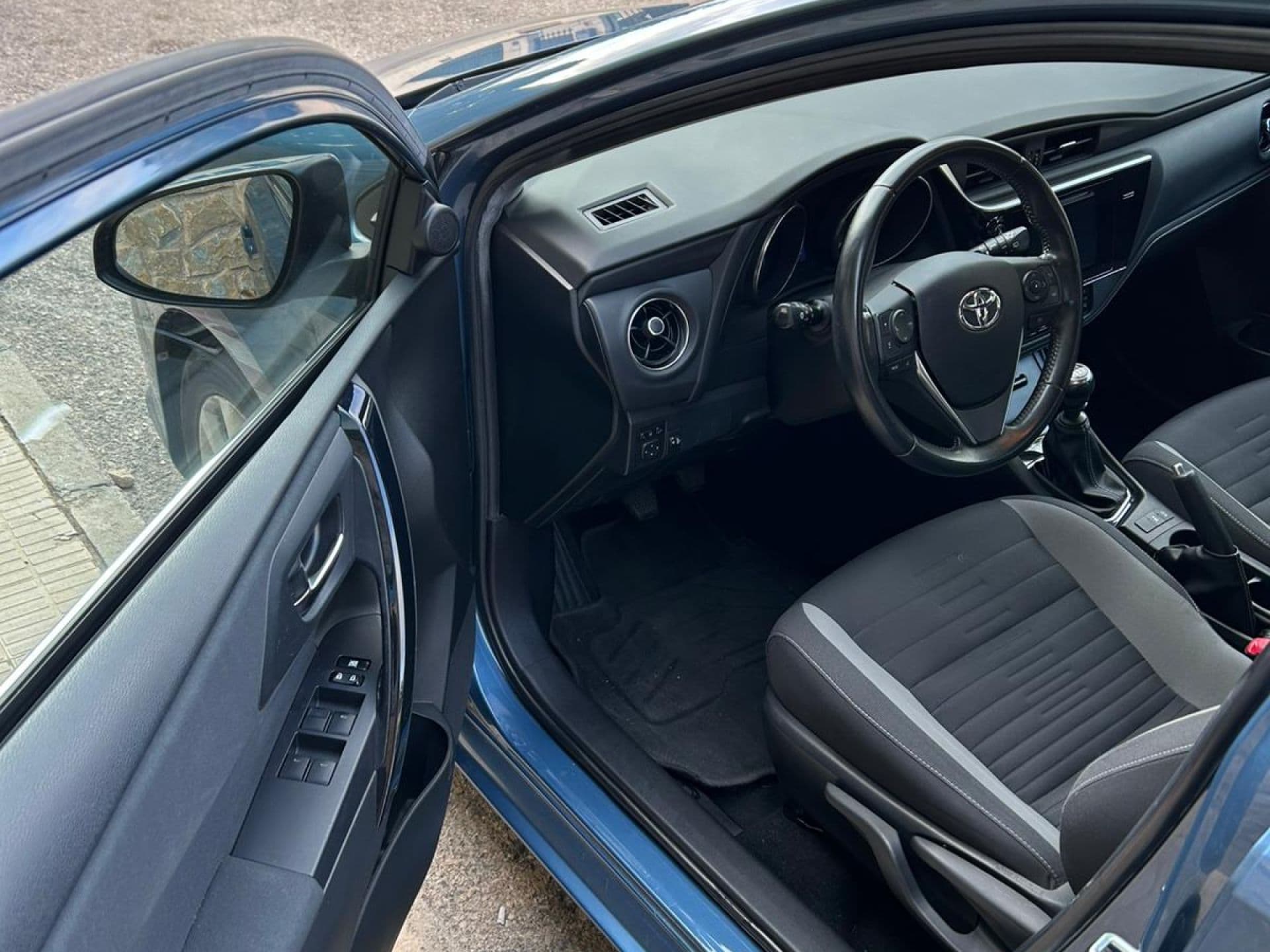 TOYOTA auris