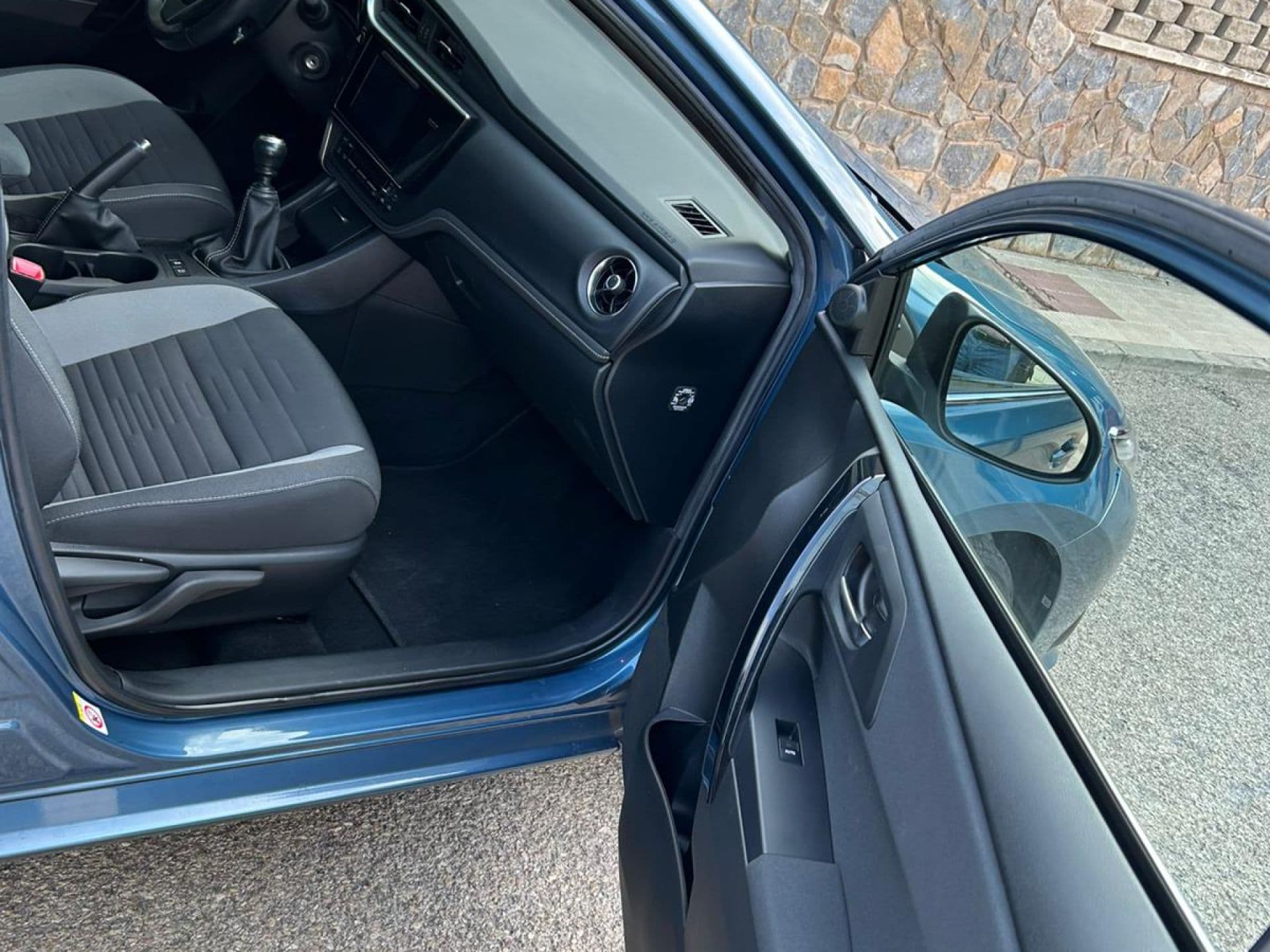 TOYOTA auris