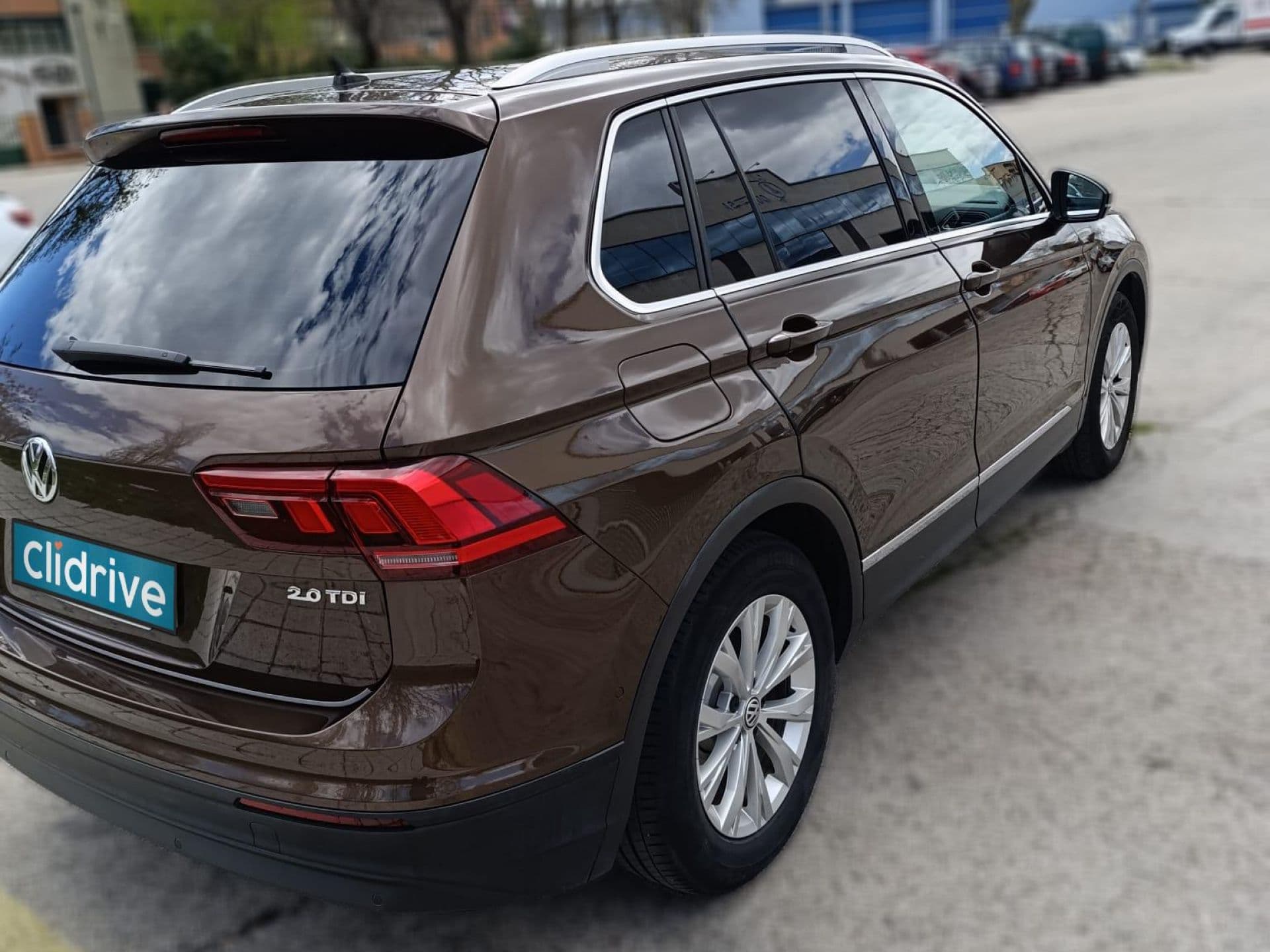 VOLKSWAGEN tiguan