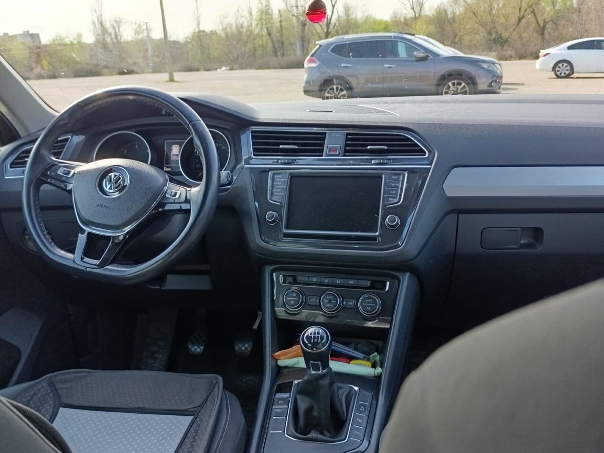 VOLKSWAGEN tiguan