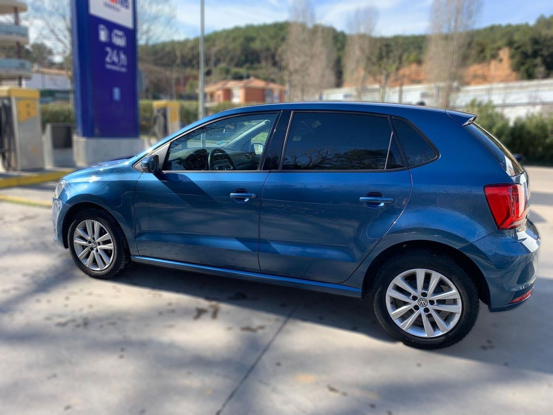 VOLKSWAGEN polo