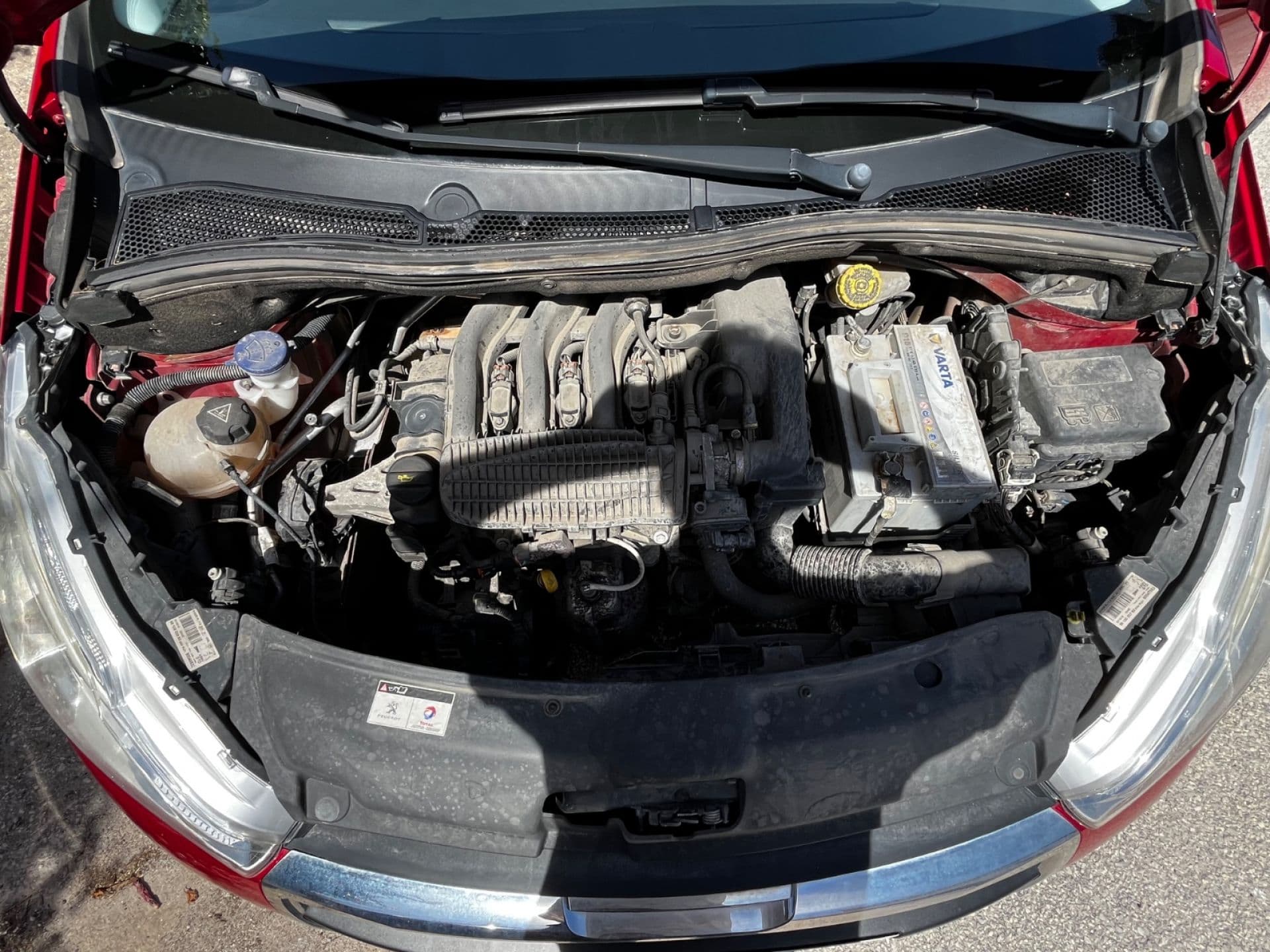 PEUGEOT 208